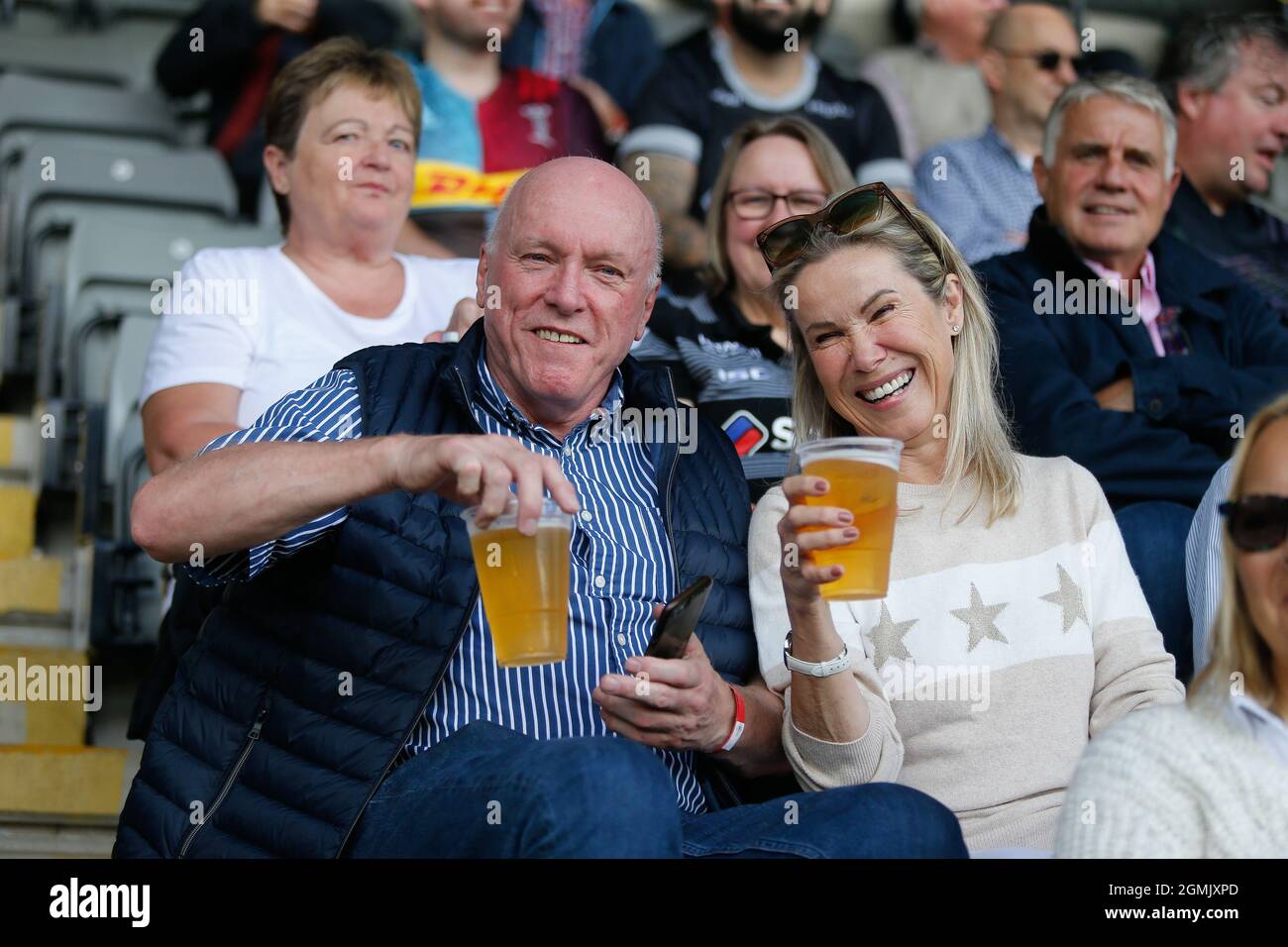 Newcastle, Royaume-Uni. 20 mars 2021. NEWCASTLE UPON TYNE, ROYAUME-UNI. 19 SEPT Falcons Supporters, Chrissie et Andy Welch en train de profiter d'un rafraîchissement liquide avant le match Gallagher Premiership entre Newcastle Falcons et Harlequins à Kingston Park, Newcastle, le dimanche 19 septembre 2021. (Credit: Chris Lishman | MI News) Credit: MI News & Sport /Alay Live News Banque D'Images