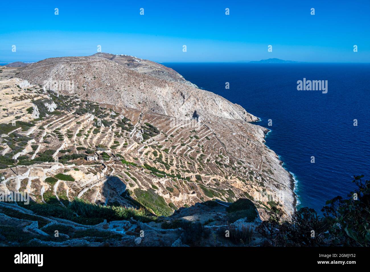 La ligne de coatline de Folengondros, en regardant vers le nord depuis la colline au-dessus de Chora Banque D'Images