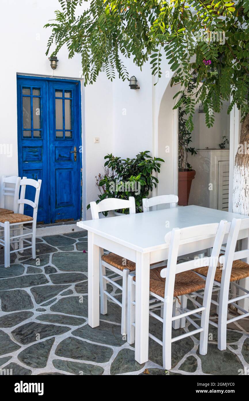 Restaurant à Chora, Folegandros Grèce avant l'arrivée des clients Banque D'Images