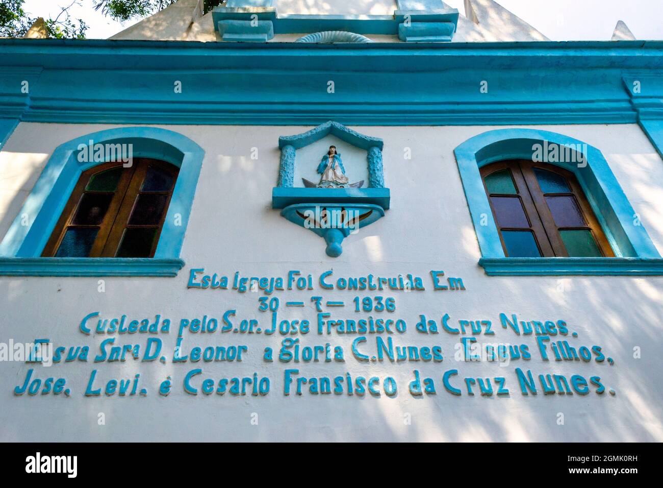 Façade ou bâtiment extérieur d'une ancienne église catholique de style colonial dans le quartier de la plage Itacoatiara à Niteroi, Rio de Janeiro, Brésil. Banque D'Images
