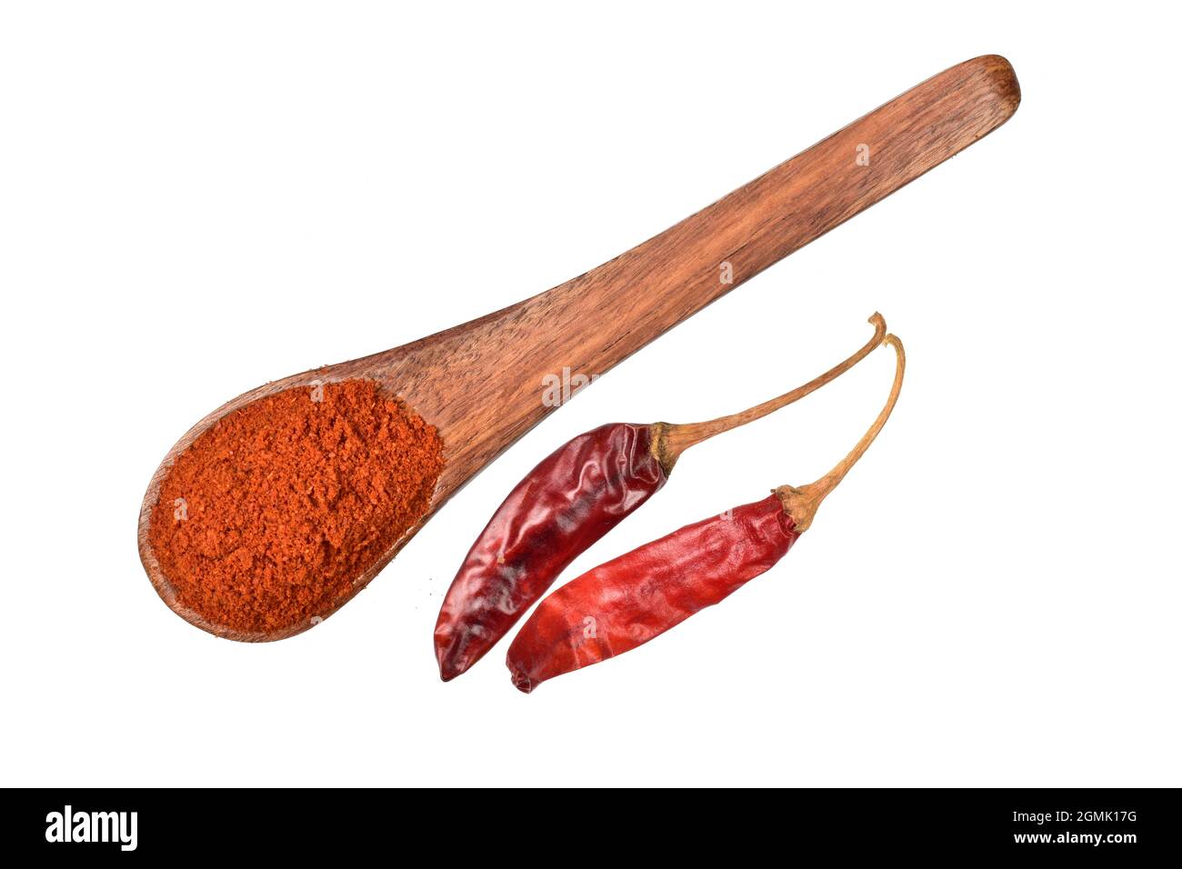 Poudre de Chili rouge dans un cuillère en bois avec piments entiers séchés isolés sur fond blanc avec masque de découpe Banque D'Images