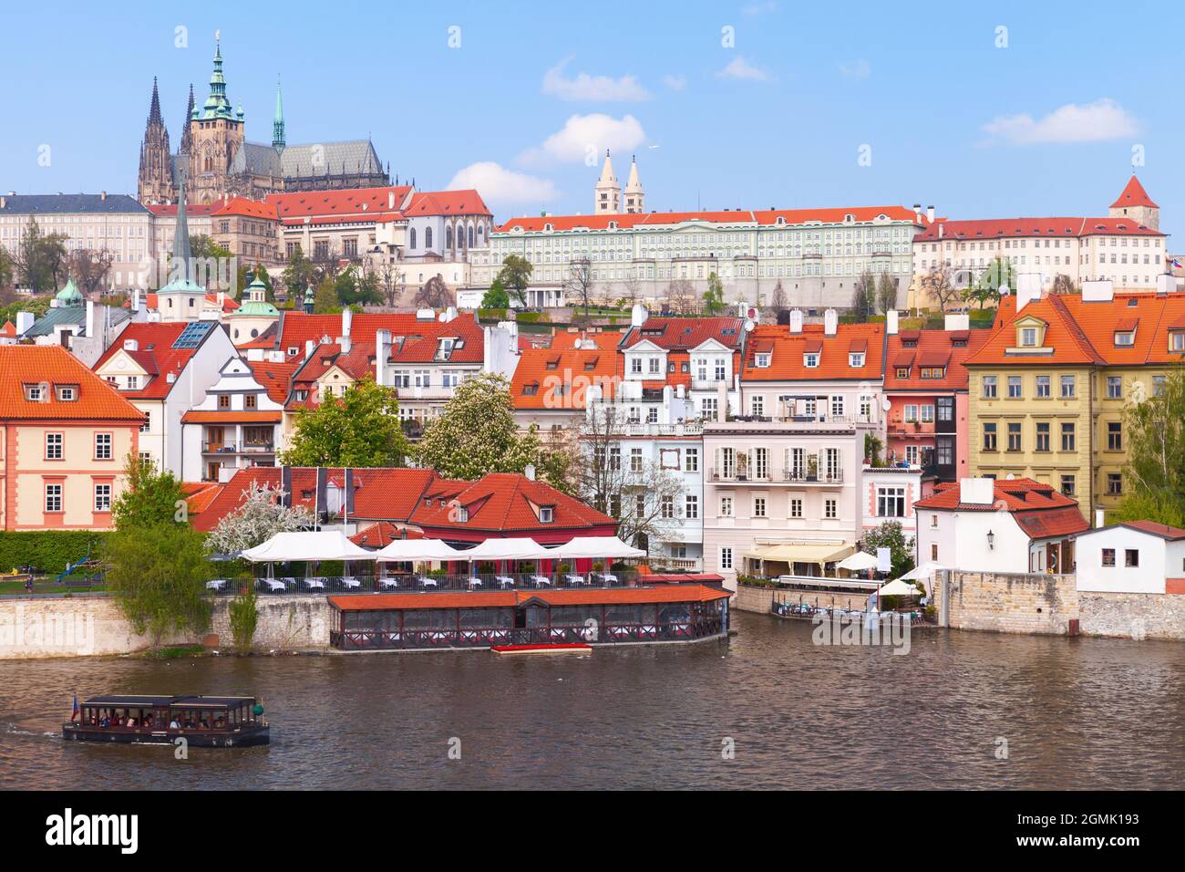 Vue sur la vieille ville de Prague par une journée d'été. République tchèque. Un petit bateau touristique se rend sur la Vltava Banque D'Images