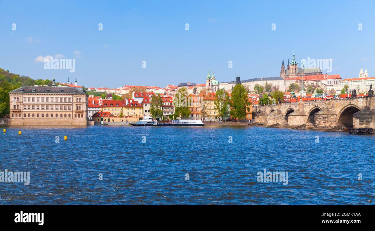 Photo panoramique de la vieille ville de Prague avec la cathédrale Saint-Vitus à l'horizon. Sites touristiques de la République tchèque Banque D'Images