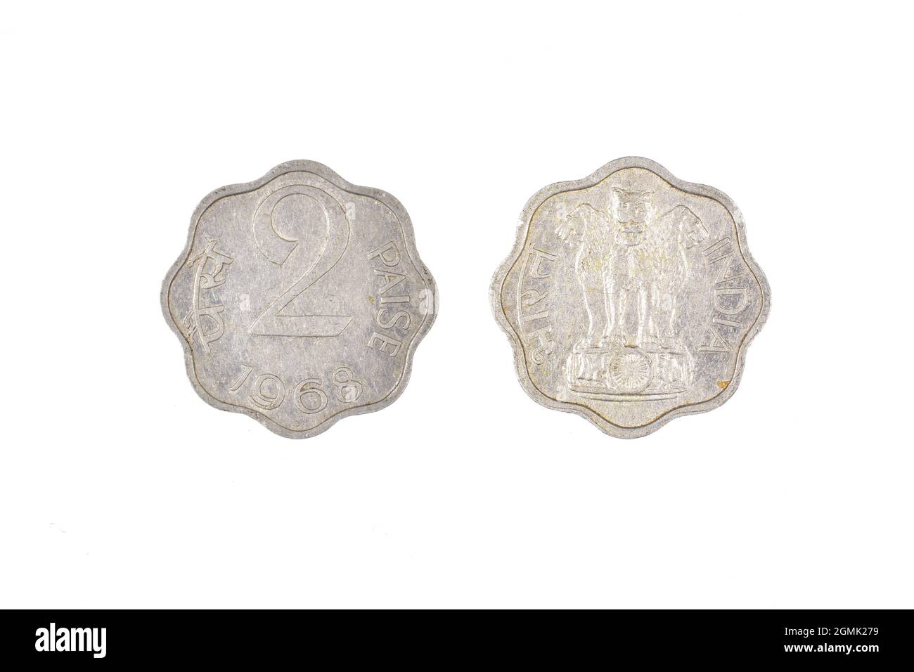 Ancienne monnaie indienne isolée sur fond blanc avec un chemin d'écrêtage, deux pièces Paisa Banque D'Images