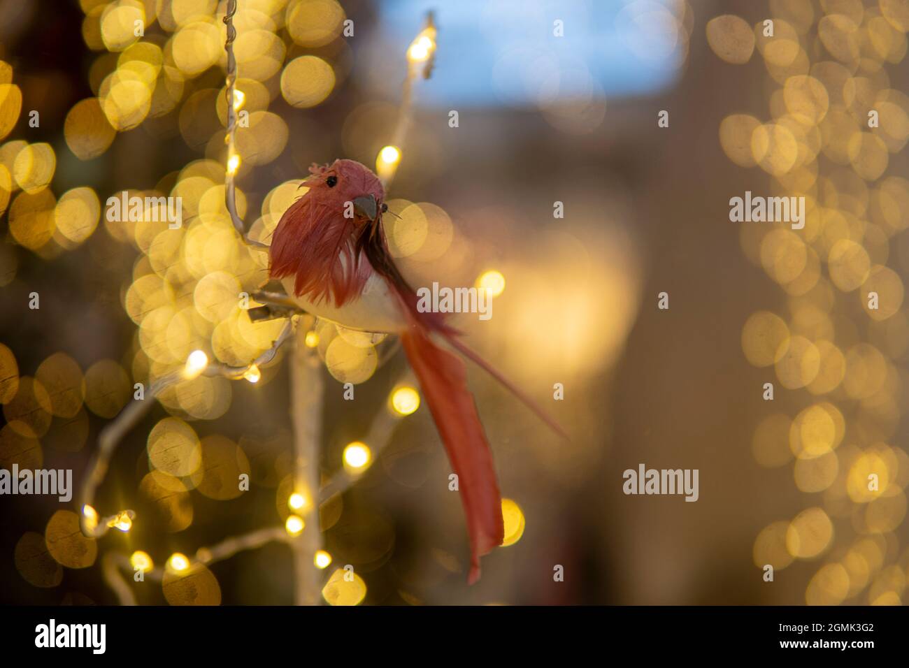 oiseau jouet assis sur un arbre avec des lumières. Installation de Noël. Haute qualité Banque D'Images