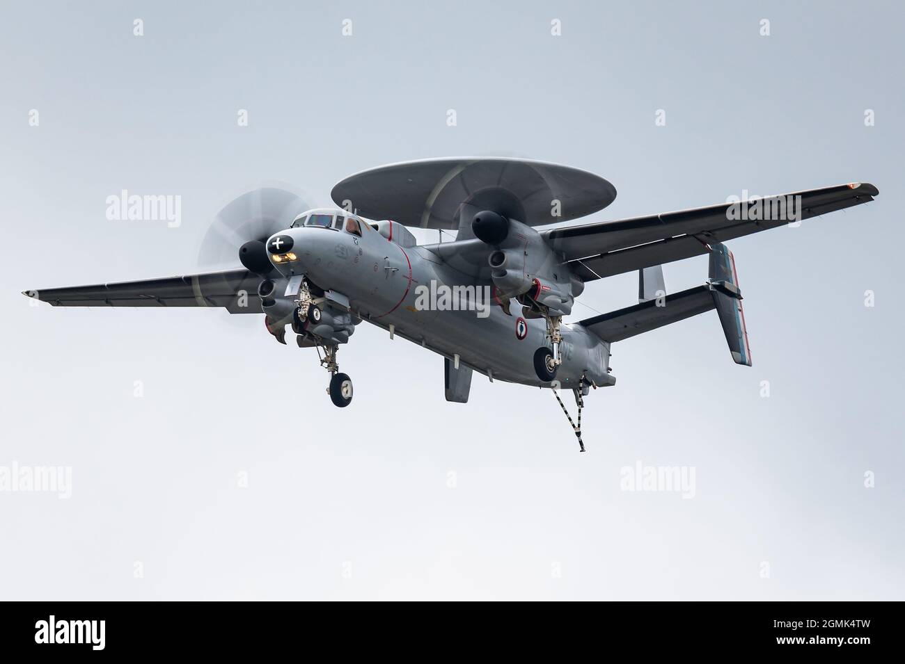 Un avion d'alerte rapide aéroporté tactique (AEW) Northrop Grumman E-2 Hawkeye de la Marine française. Banque D'Images