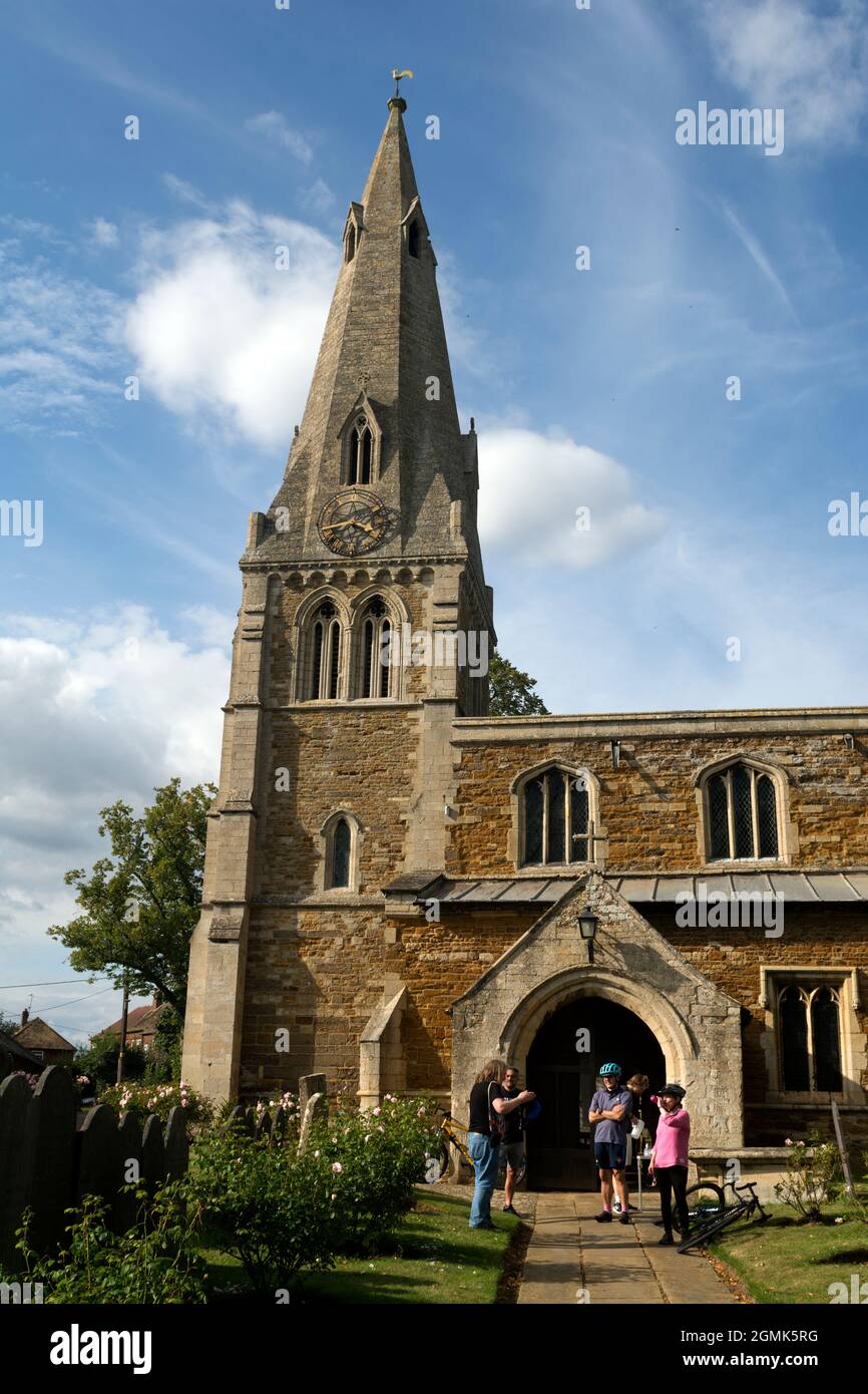 Église Saint-André avec les gens en balade et en journée de foulée, Great Easton, Leicestershire, Angleterre, Royaume-Uni Banque D'Images