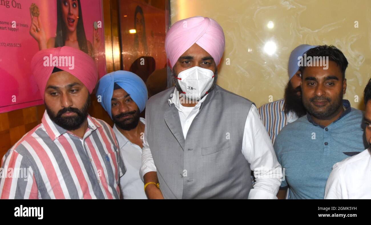 Chandigarh, Inde. 19 septembre 2021. CHANDIGARH, INDE - SEPTEMBRE 19 : Manpreet Singh Badal, responsable du congrès du Pendjab, dans le secteur 35 de l'hôtel, le 19 septembre 2021 à Chandigarh, Inde. Channi, 58 ans, est le premier chef de Dalit à être choisi comme ministre en chef de l'État. Il est ministre de l'éducation technique du Punjab et député de la circonscription de Chamkaur Sahib. Channi est considéré proche du chef du Congrès d'État Navjot Singh Sidhu. (Photo de Keshav Singh/Hindustan Times/Sipa USA ) Credit: SIPA USA/Alay Live News Banque D'Images
