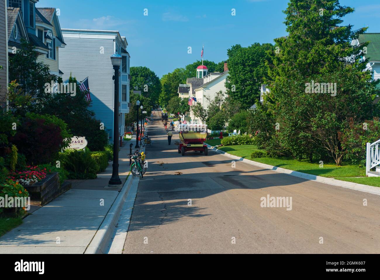 Mackinaw Island, MI - 14 juillet 2021 : Tourist on Market Street à Mackinaw Island, MI le 14 juillet 2021. Banque D'Images