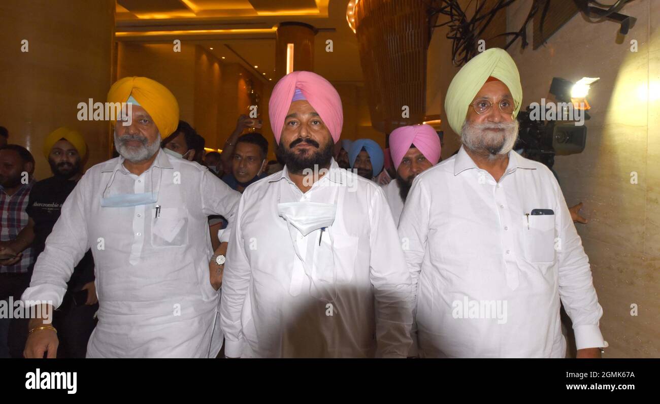 Chandigarh, Inde. 19 septembre 2021. CHANDIGARH, INDE - SEPTEMBRE 19 : Sukhjinder Singh Randhawa, directeur du Congrès du Pendjab, au secteur hôtelier 35, le 19 septembre 2021 à Chandigarh, Inde. Channi, 58 ans, est le premier chef de Dalit à être choisi comme ministre en chef de l'État. Il est ministre de l'éducation technique du Punjab et député de la circonscription de Chamkaur Sahib. Channi est considéré proche du chef du Congrès d'État Navjot Singh Sidhu. (Photo de Keshav Singh/Hindustan Times/Sipa USA ) Credit: SIPA USA/Alay Live News Banque D'Images