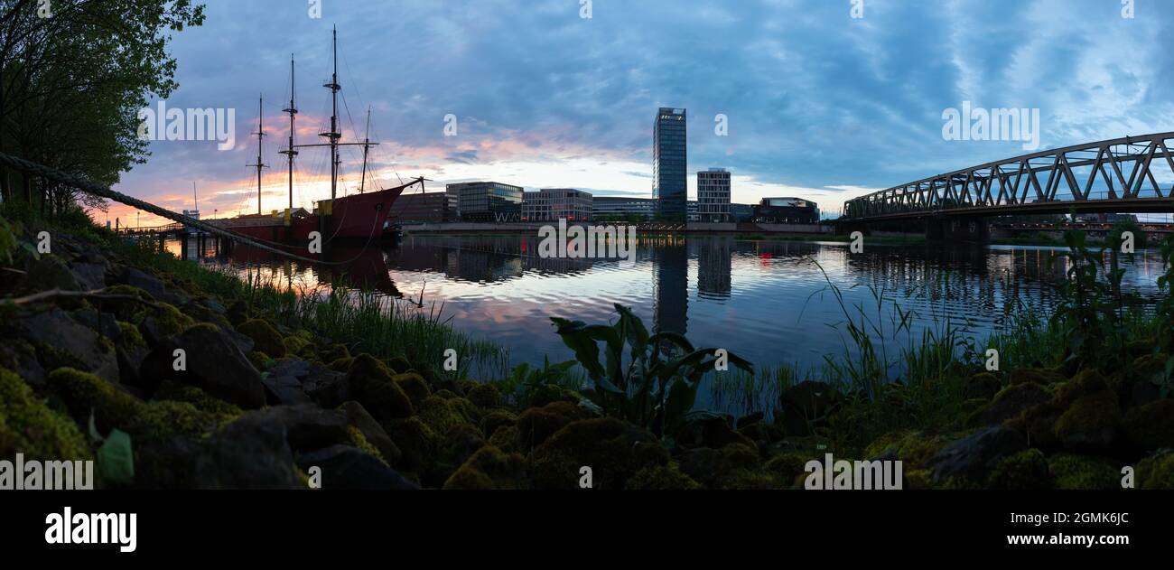 panorama de l'Überseestadt, Brême, Allemagne, quartier commercial à l'architecture moderne au bord du Weser au coucher du soleil Banque D'Images