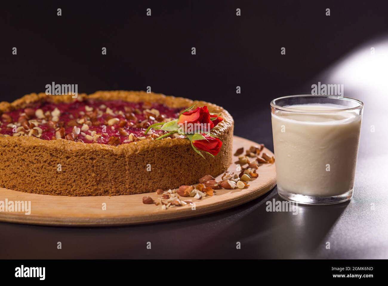 Gateau Au Fromage Frais Avec Fruits Noix Et Fleurs Et Verre De Lait Nere By Gros Plan Sur Fond Noir Photo Stock Alamy