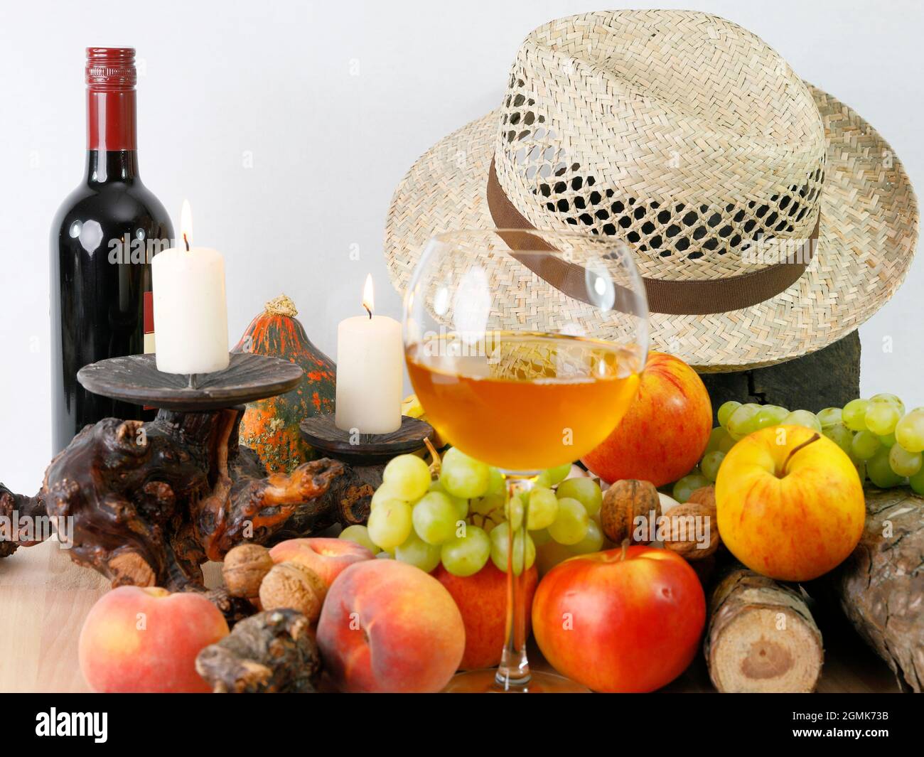 Une vie encore automnale avec des fruits, un chapeau et du vin Banque D'Images