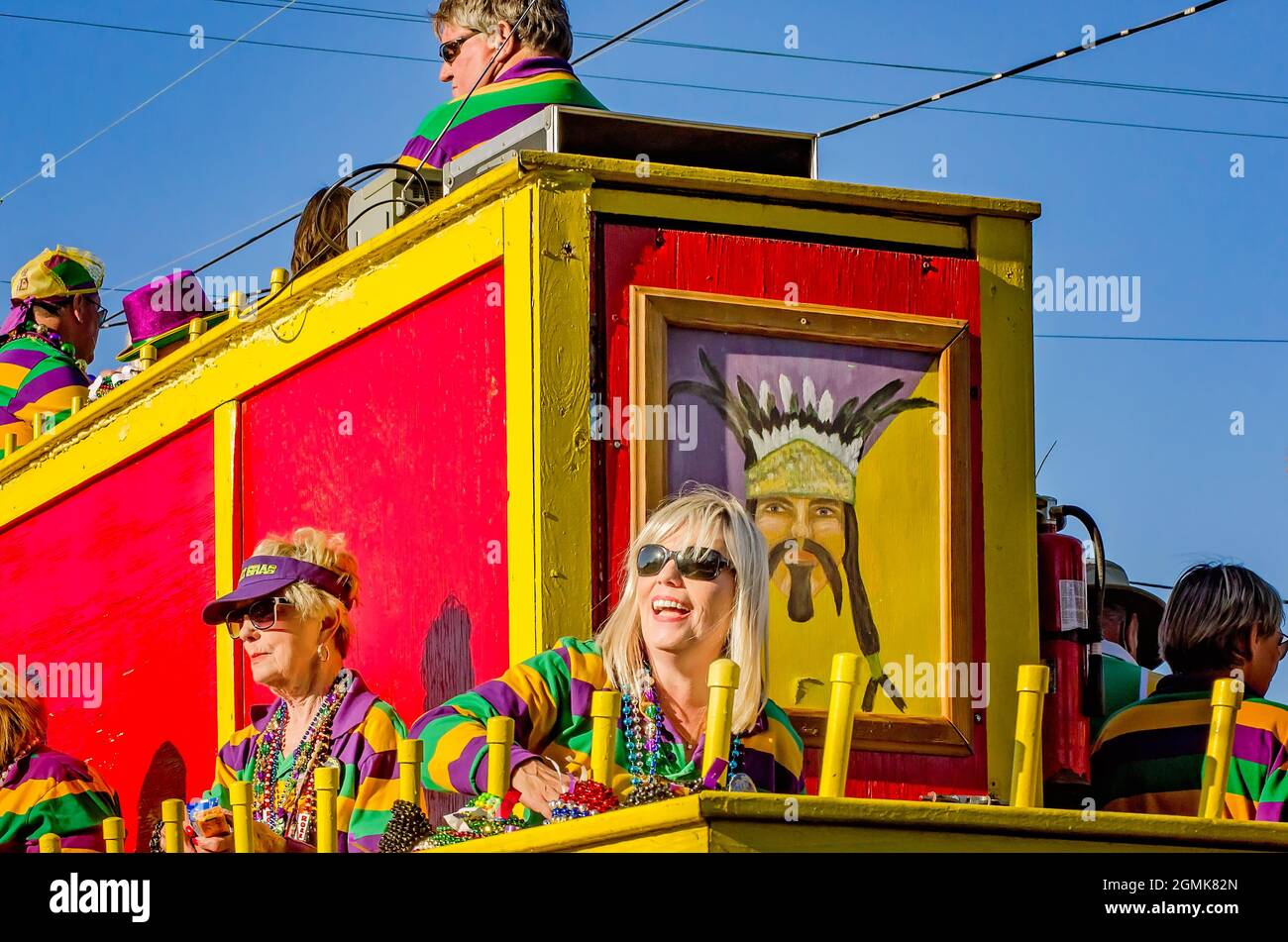 Une femme jette des perles Mardi gras lors du défilé Mardi gras de Joe Cain Day, 26 février 2017, à Mobile, Alabama. Banque D'Images