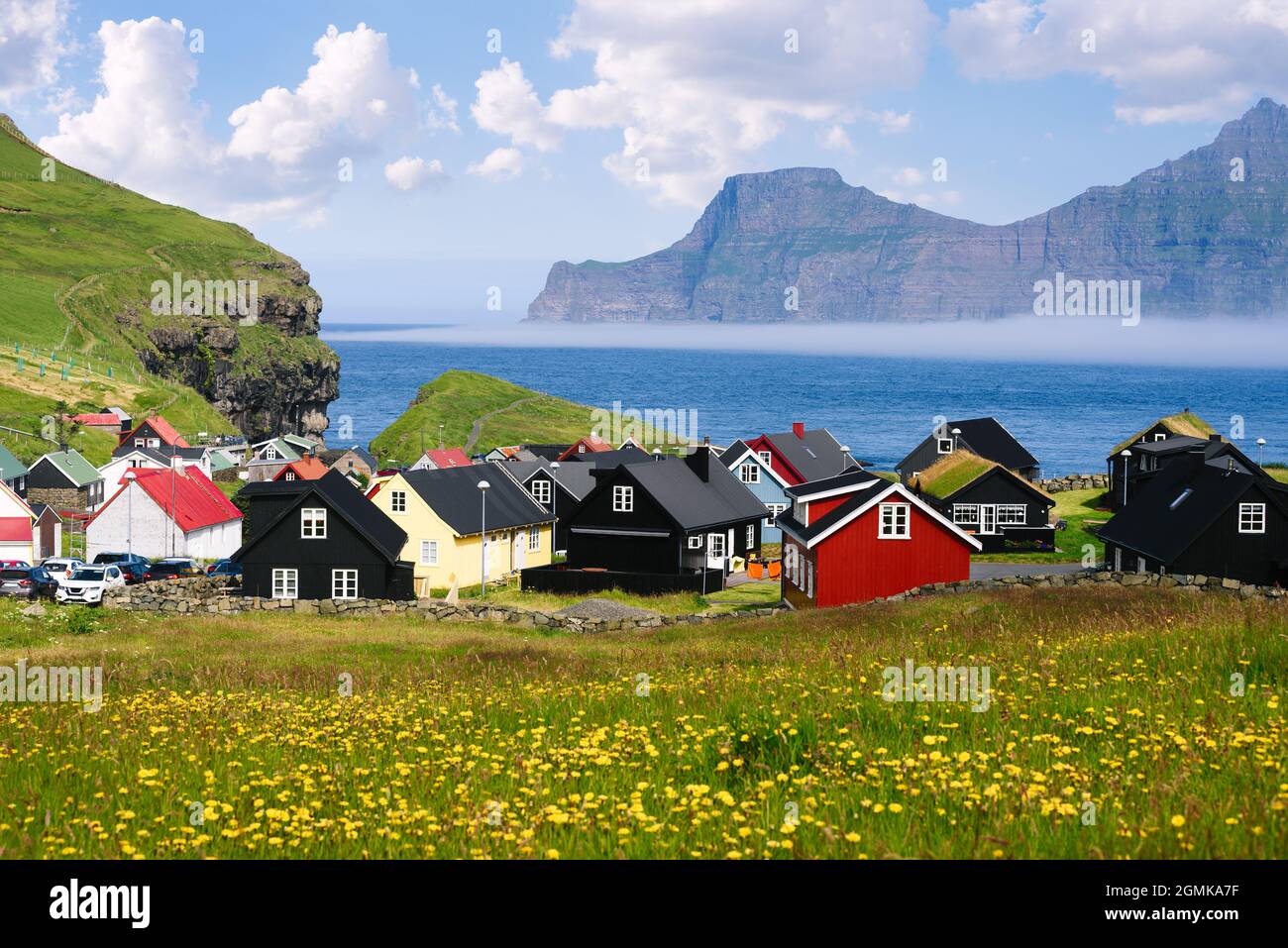 Village de Gjogv sur l'île d'Eysturoy, îles Féroé. Maisons de couleur scandinave Banque D'Images