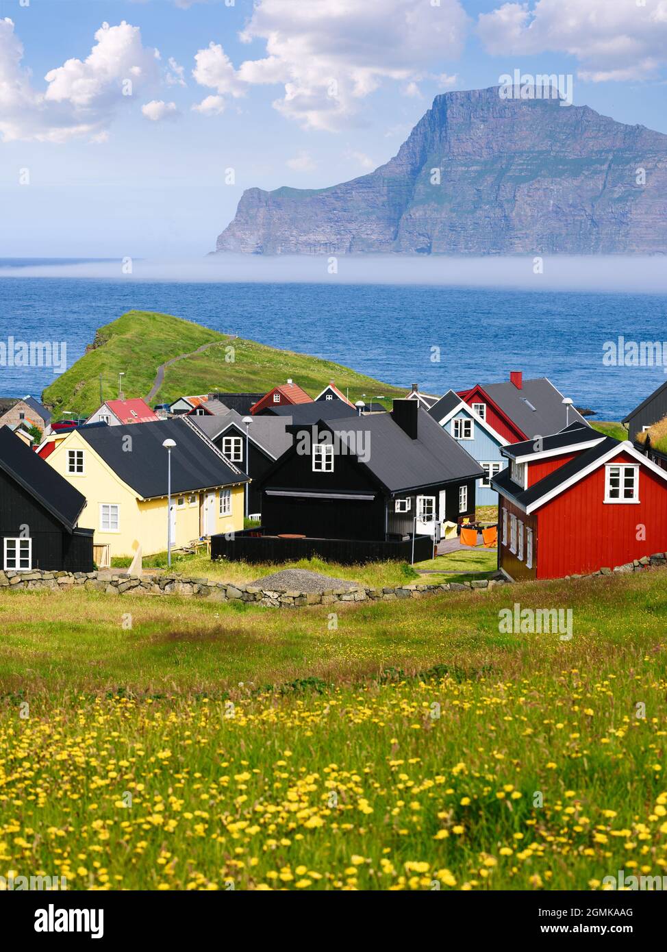 Village de Gjogv avec vue sur l'Atlantique Nord et les îles environnantes sur Eysturoy, îles Féroé Banque D'Images