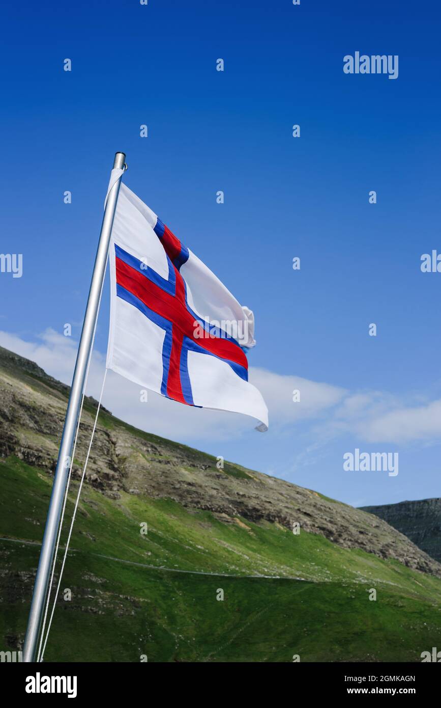 Drapeau des îles Féroé sur fond bleu ciel par une journée ensoleillée Banque D'Images