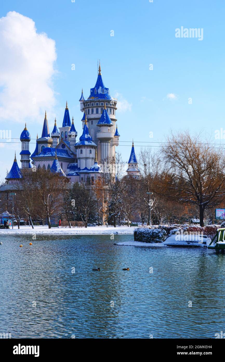 Blue Retro Fairy-Tale Castle à Lakeside en hiver sous neige Eskisehir Turquie Banque D'Images