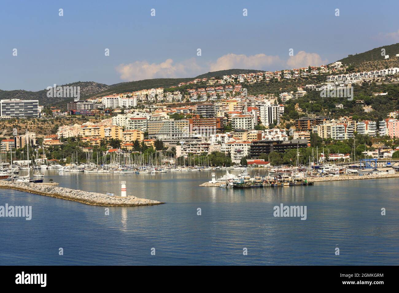 L'entrée du Setur Kusadasi Marina avec les gratte-ciel de Kusadasi se trouve sur la côte Icarienne dans l'ouest de la Turquie. Banque D'Images