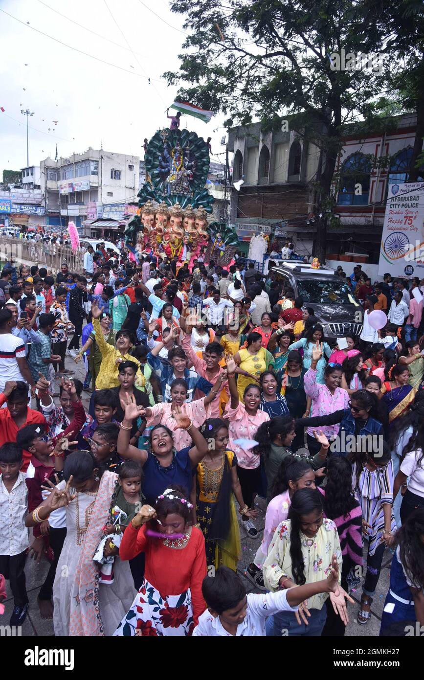 Hyderabad, Inde. 19 septembre 2021. Les gens dansent lors d'un rituel du festival Ganesh à Hyderabad, en Inde, le 19 septembre 2021. Credit: STR/Xinhua/Alay Live News Banque D'Images