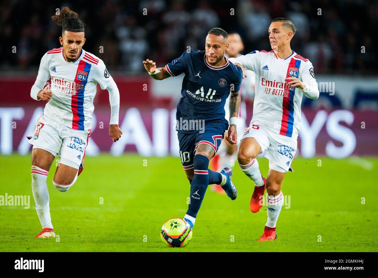 PARIJS, FRANCE - SEPTEMBRE 19 : Malo Gusto de l'Olympique Lyon, Neymar de Paris Saint-Germain et Maxence Caqueret de l'Olympique Lyon lors du match de la Ligue 1 entre Paris Saint-Germain et Olympique Lyon au Parc des Princes le 19 septembre 2021 à Parijs, France (photo de Geert van Erven/Orange Pictures) crédit : Orange pics BV/Alay Live News Banque D'Images