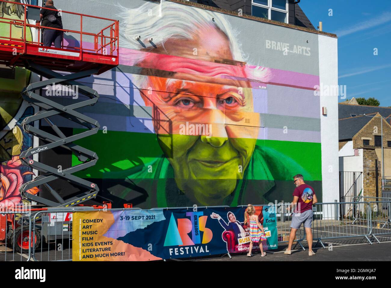 De grandes peintures murales sont peintes sur le côté du bâtiment pour le Southend Arts Festival, y compris une image de Sir David Attenborough, de Scott Irving Banque D'Images