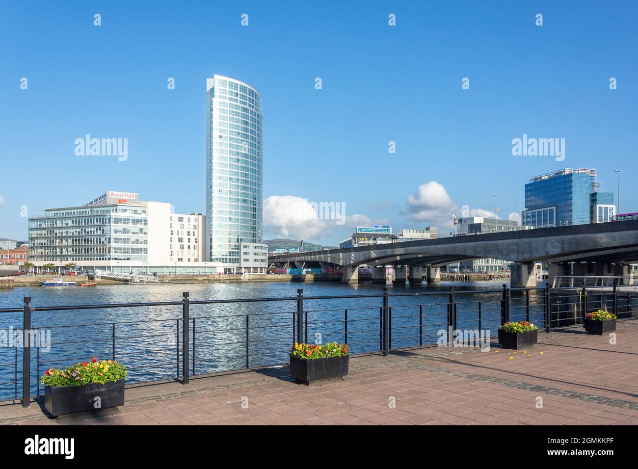 La tour d'Obel en face de la rivière Lagan, Donegall Quay, ville de Belfast, Irlande du Nord, Royaume-Uni Banque D'Images