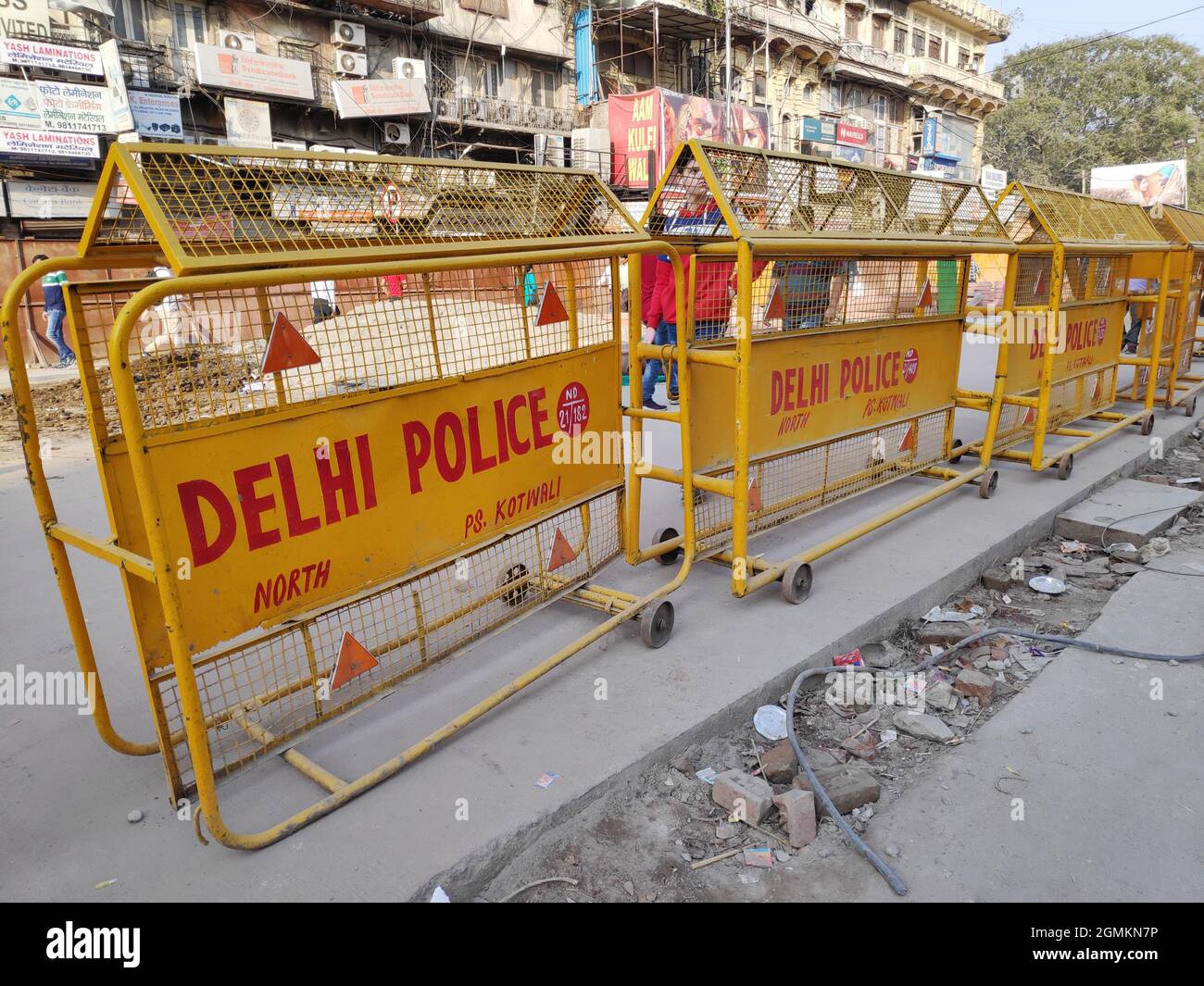 New Delhi, Inde, 25 décembre 2020 :- Delhi police Barricades dans le marché Chandni Chowk Banque D'Images