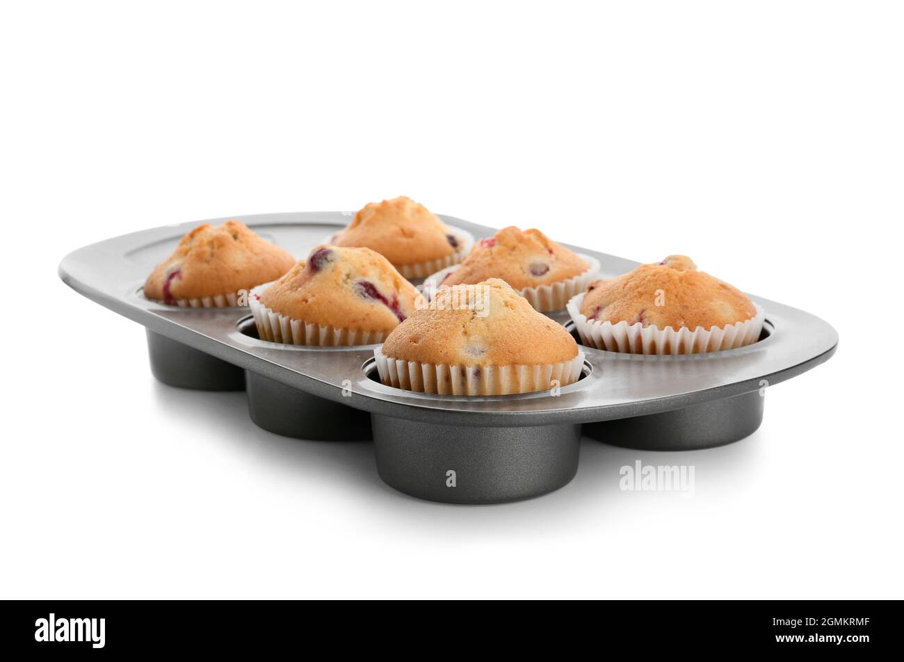 Moule à pâtisserie avec de savoureux muffins aux canneberges sur fond blanc Banque D'Images