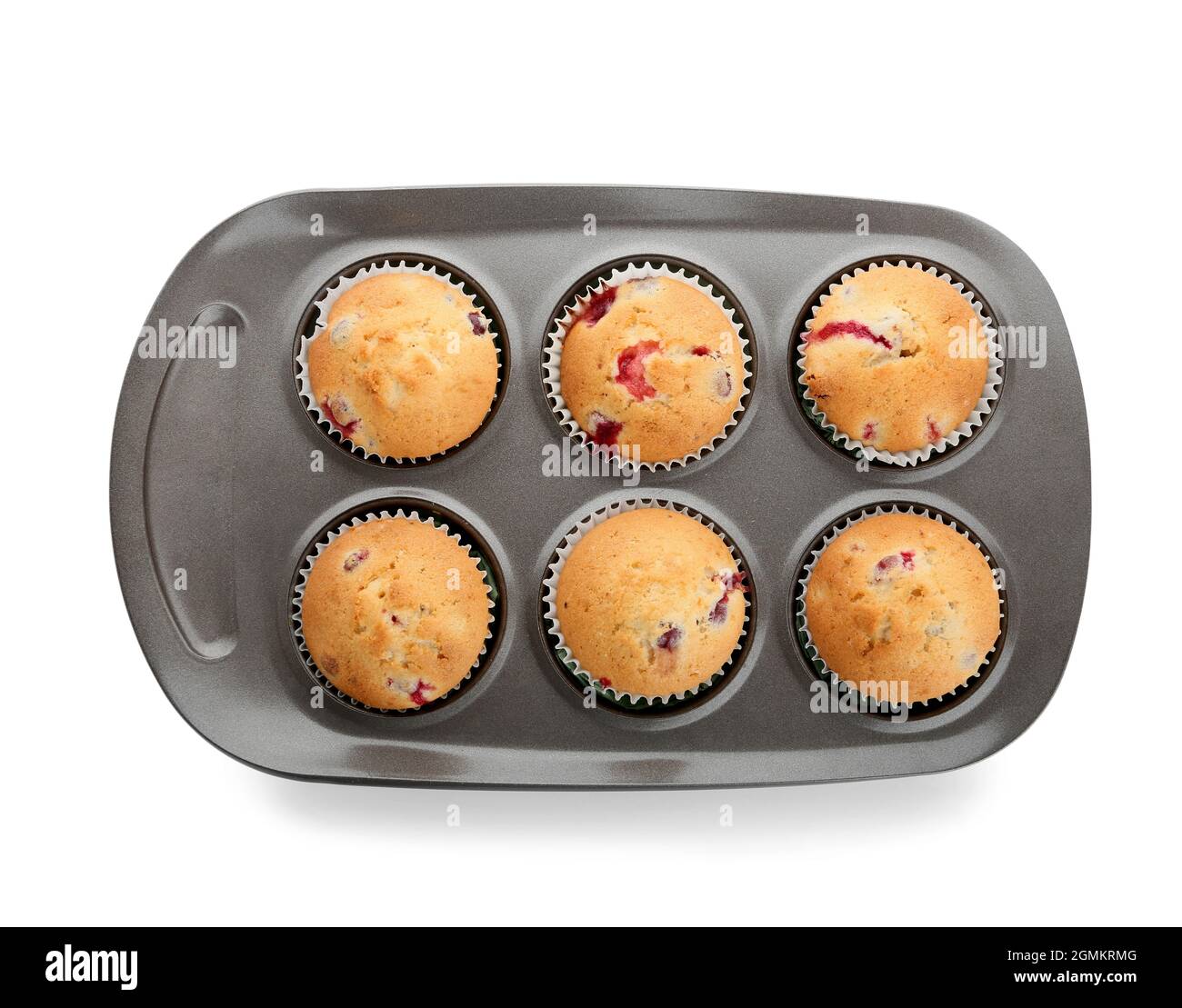 Moule à pâtisserie avec de savoureux muffins aux canneberges sur fond blanc Banque D'Images