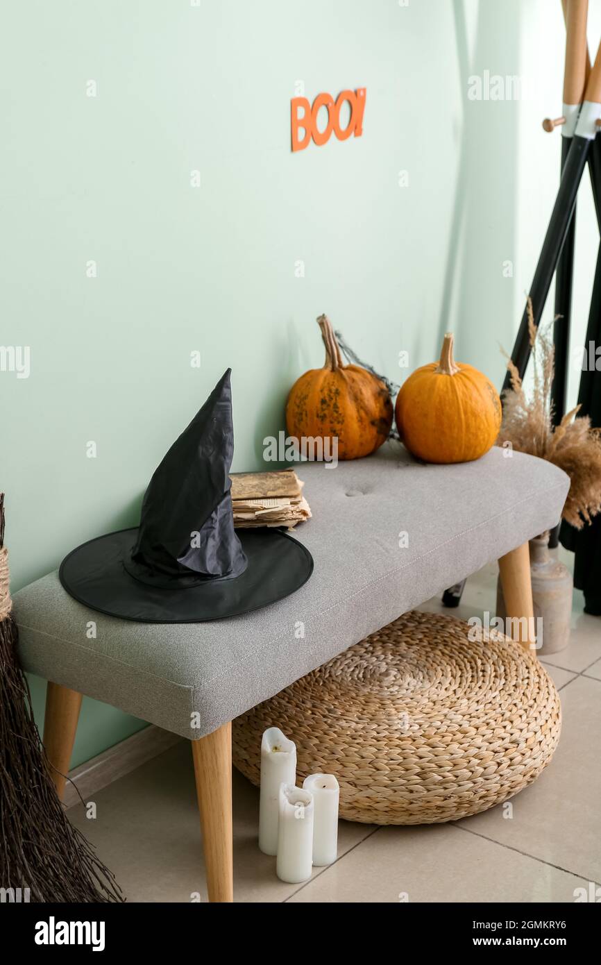 Pouf avec chapeau de sorcière et citrouilles dans le couloir décoré pour  Halloween Photo Stock - Alamy