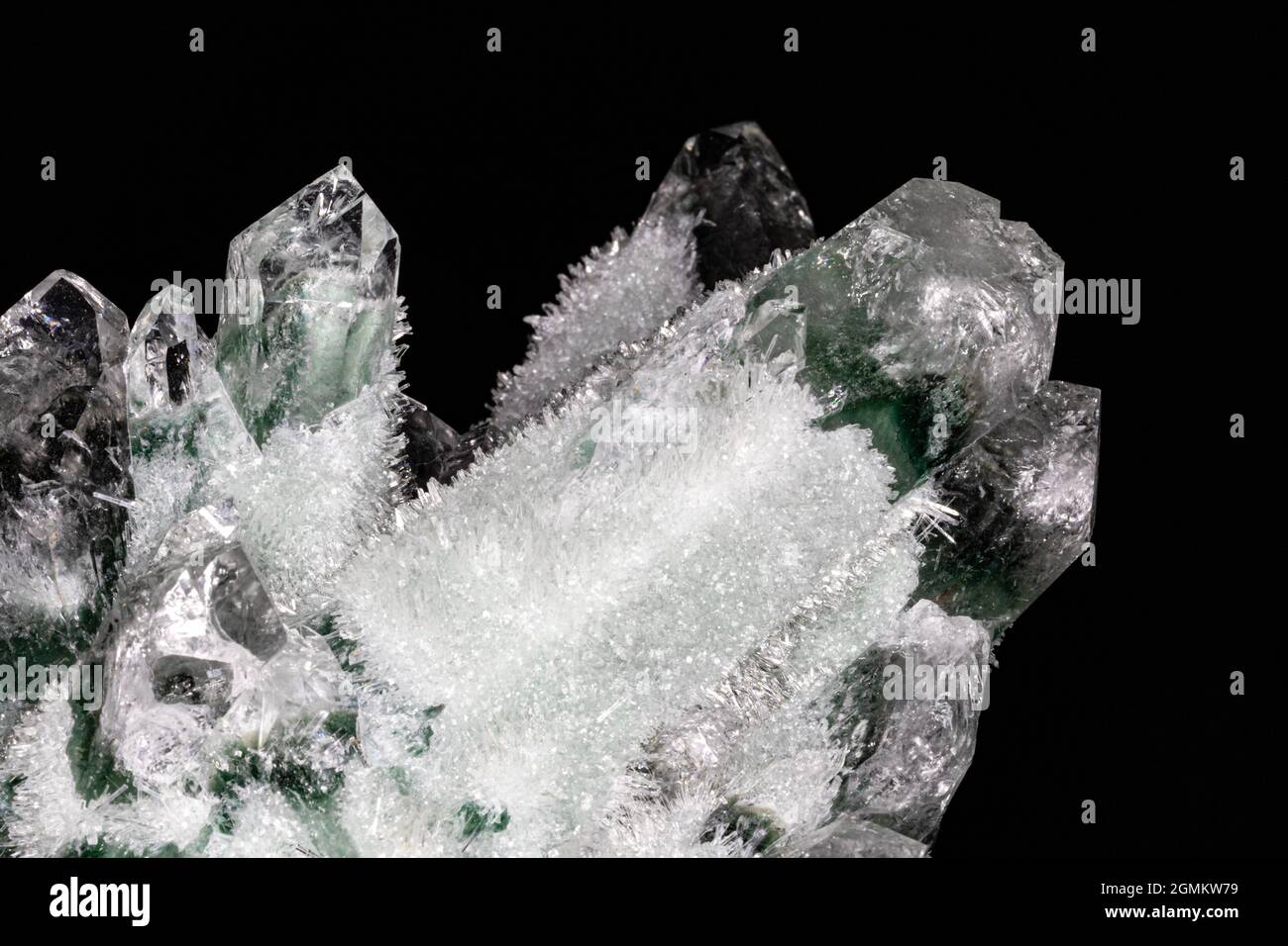Cristaux de quartz chloré de l'Himalaya. Grands cristaux verts et blancs; entourés par des amas de cristaux plus petits. Banque D'Images