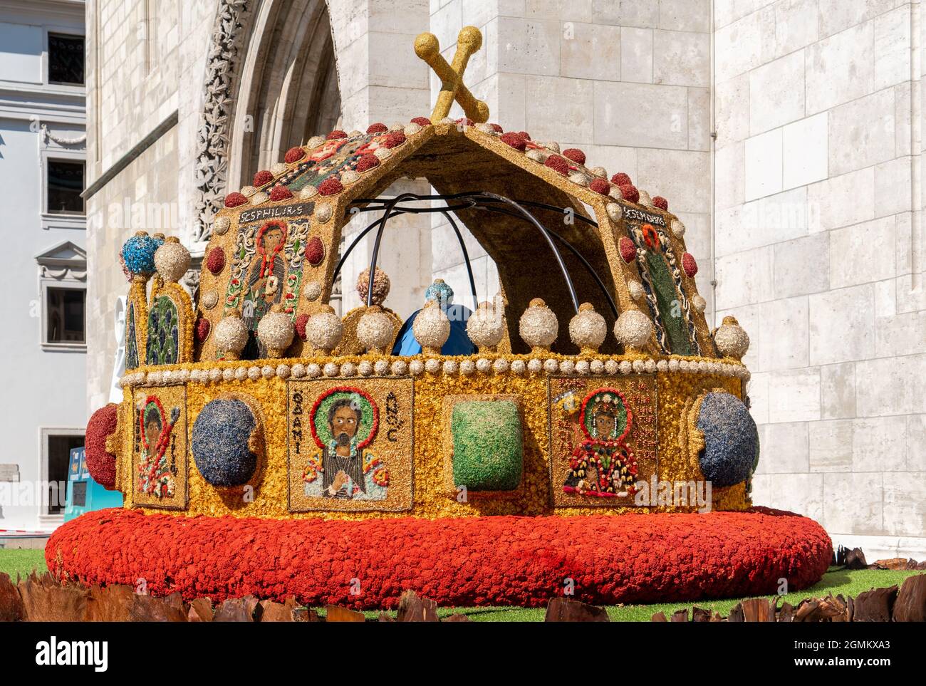 L'ancienne couronne hongroise de Saint Stephen est ornée de fleurs devant l'église Matthias de Budapest Banque D'Images