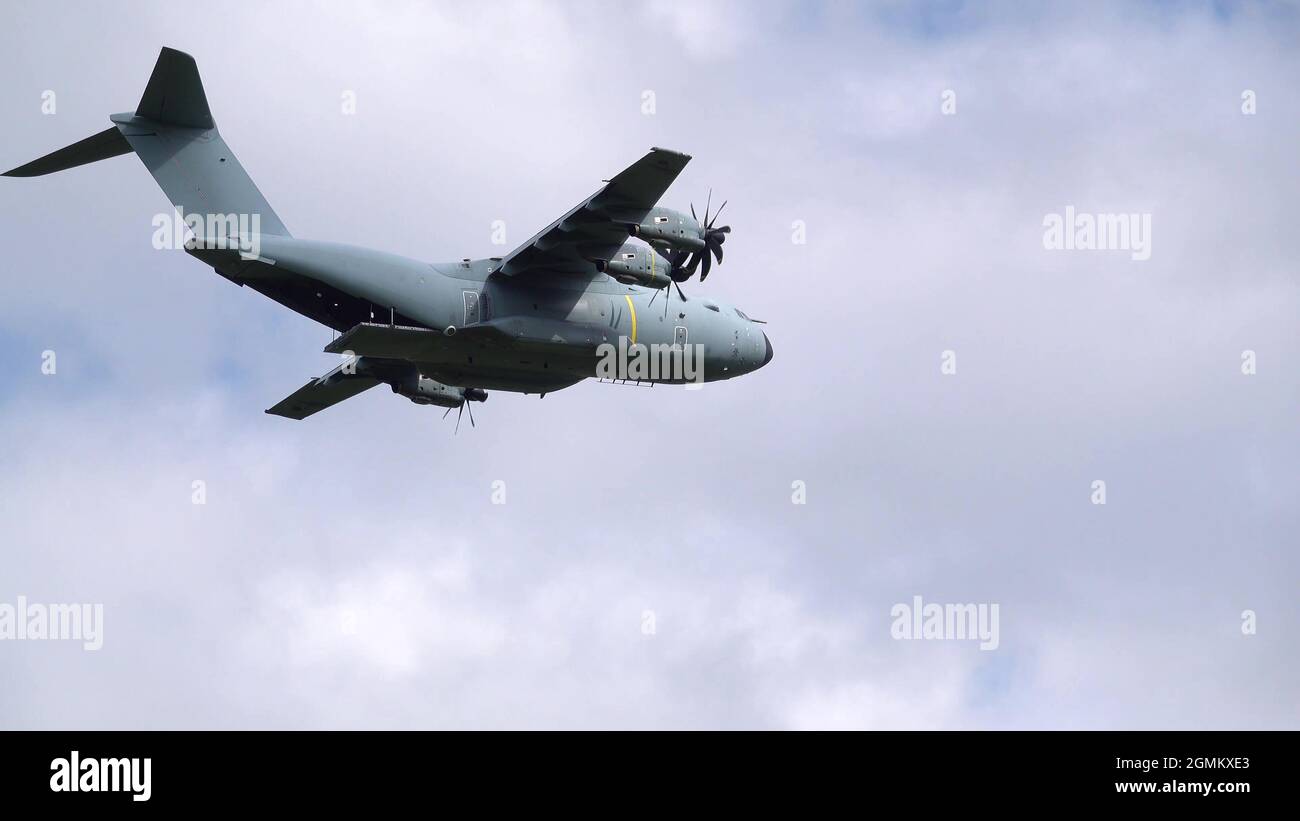 ZM401 RAF Royal Air Force Airbus A400M Atlas avion de cargaison militaire sur un bas-niveau de parachute de cargaison qui a surpassé Wiltshire Royaume-Uni Banque D'Images