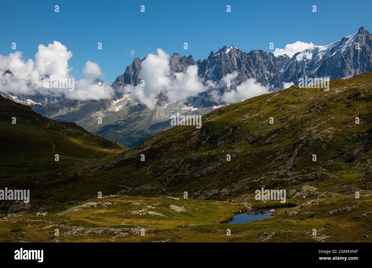 La vue d'un sentier de randonnée partant du refuge de Bellachat près des Houches et Chamonix en direction du massif du Mont Blank. Septembre 2021 Banque D'Images