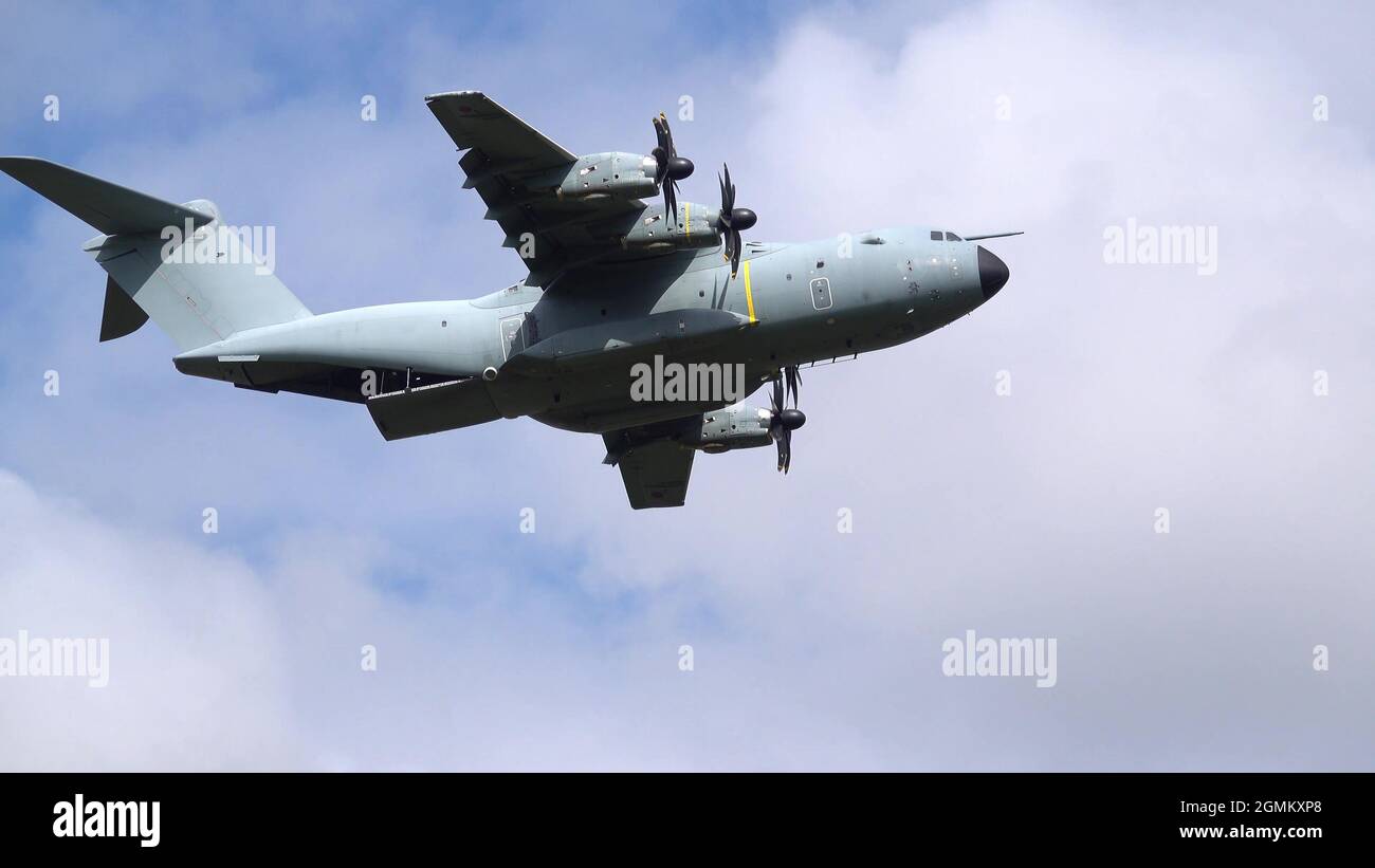 ZM401 RAF Royal Air Force Airbus A400M Atlas avion de cargaison militaire sur un bas-niveau de parachute de cargaison qui a surpassé Wiltshire Royaume-Uni Banque D'Images