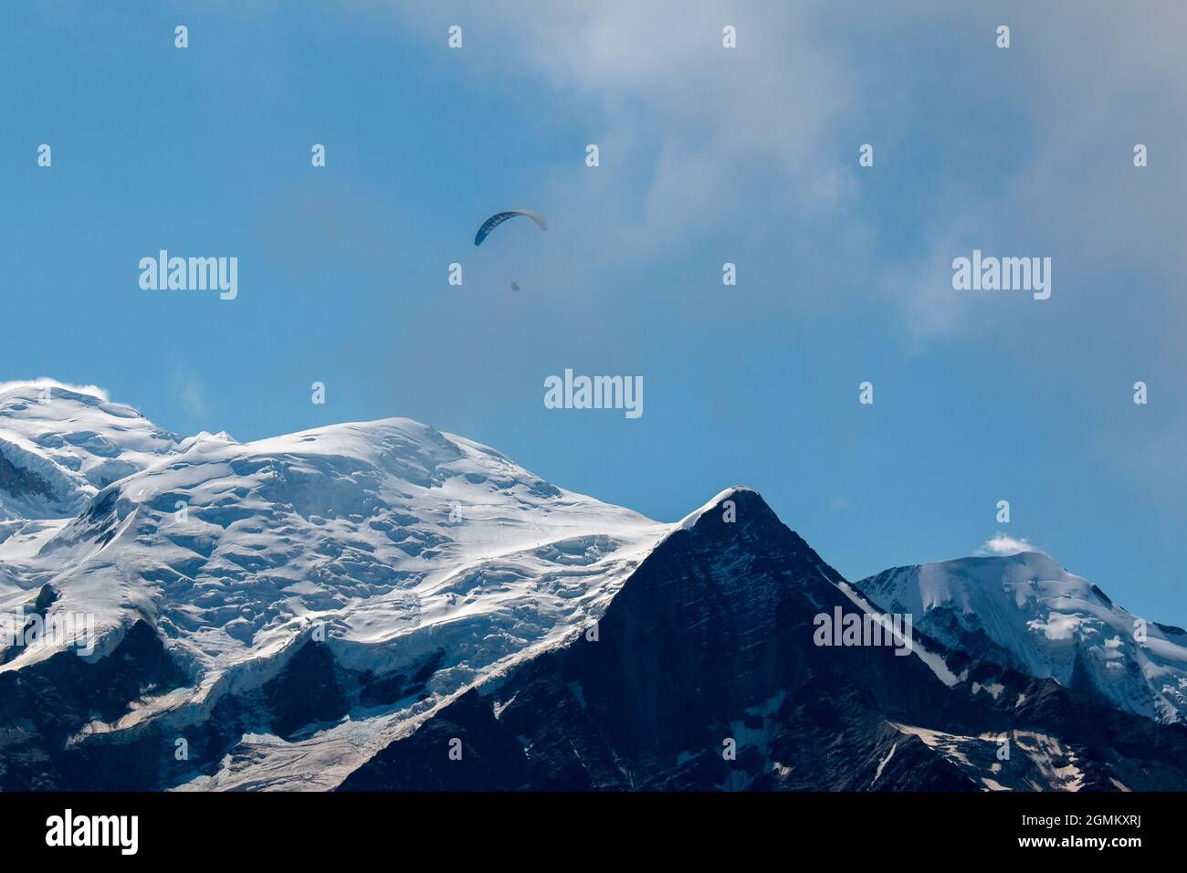 Une minuscule figure de parapente dans les Alpes françaises. Vue sur le Mont blanc depuis un sentier de randonnée entre les Houches et le refuge de Bellachat Banque D'Images