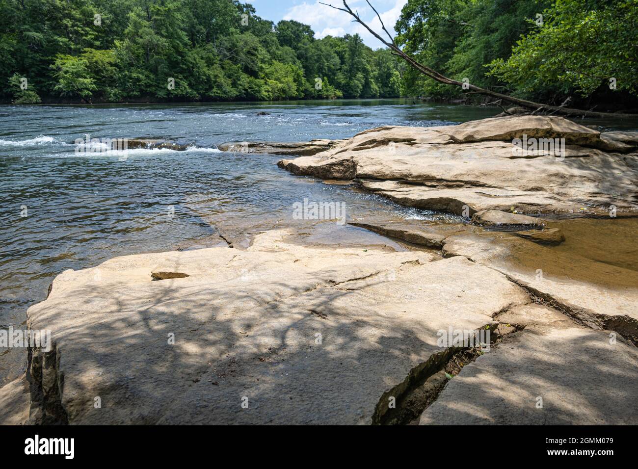 Rochers le long du rivage de la rivière Chattahoochee à l'unité Island Ford de l'aire de loisirs nationale de la rivière Chattahoochee à Sandy Springs, en Géorgie. Banque D'Images