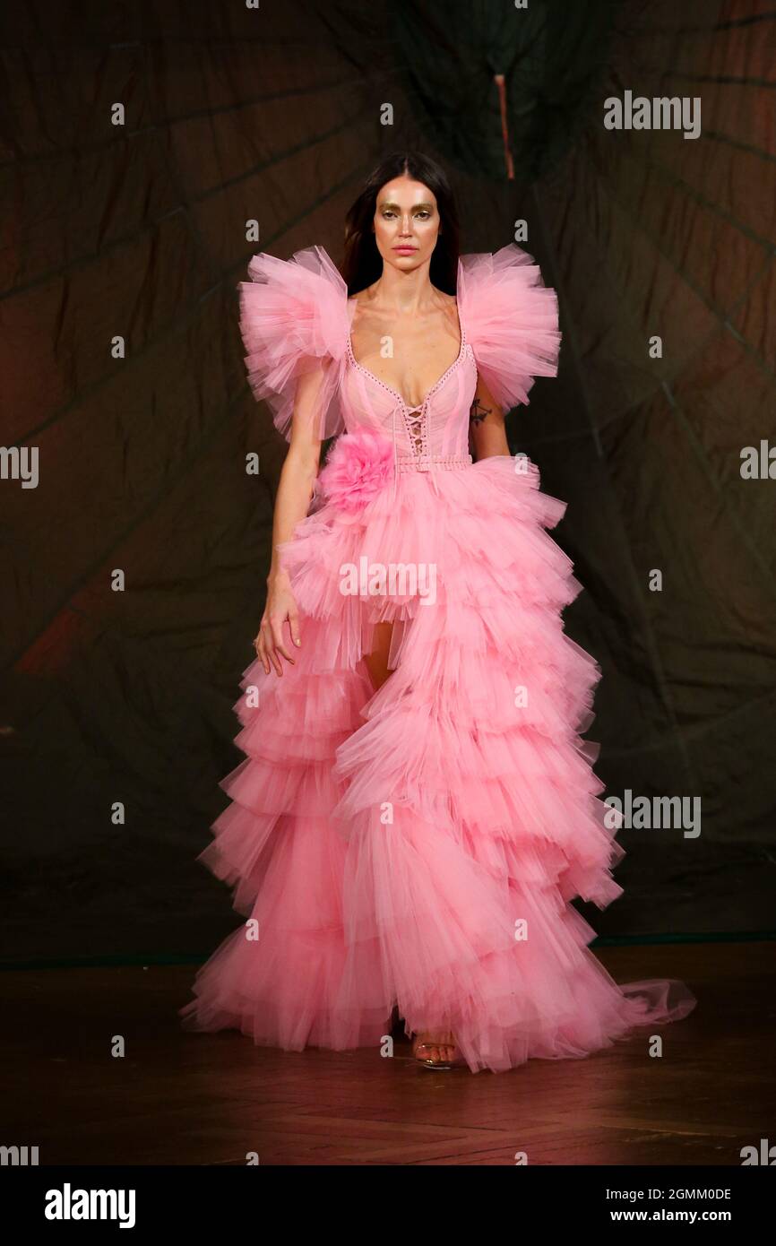 Un modèle sur la passerelle du spectacle AADNEVIK Spring Summer 2022 aux Royal Horseguards, Whitehall, dans le cadre de la London Fashion week. Date de la photo : Sunda Banque D'Images