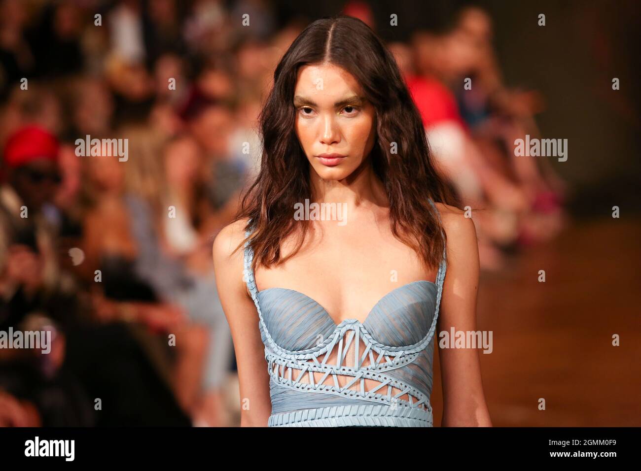 Un modèle sur la passerelle du spectacle AADNEVIK Spring Summer 2022 aux Royal Horseguards, Whitehall, dans le cadre de la London Fashion week. Date de la photo : Sunda Banque D'Images