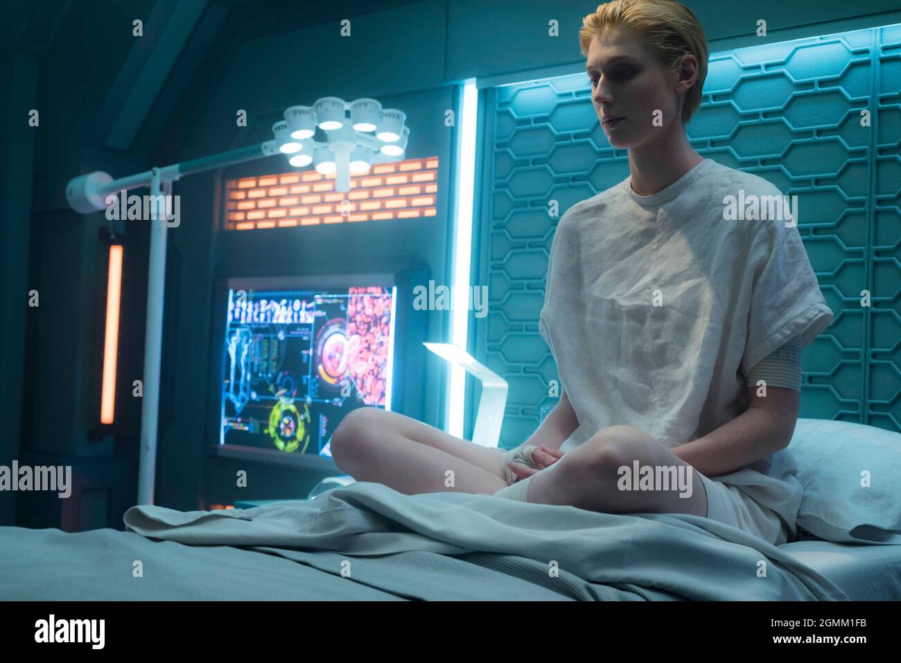 DATE DE SORTIE: 13 avril 2018 TITRE: The Cloverfield Paradox STUDIO: Netflix DIRECTEUR: Julius Onah PLOT: Orbitant une planète au bord de la guerre, les scientifiques testent un dispositif pour résoudre une crise énergétique, et finissent face à face avec une sombre réalité alternative. AVEC: Gugu Mbatha-Raw, David Oyelowo, Daniel Bruhl. (Image de crédit : © Netflix/Entertainment Pictures) Banque D'Images