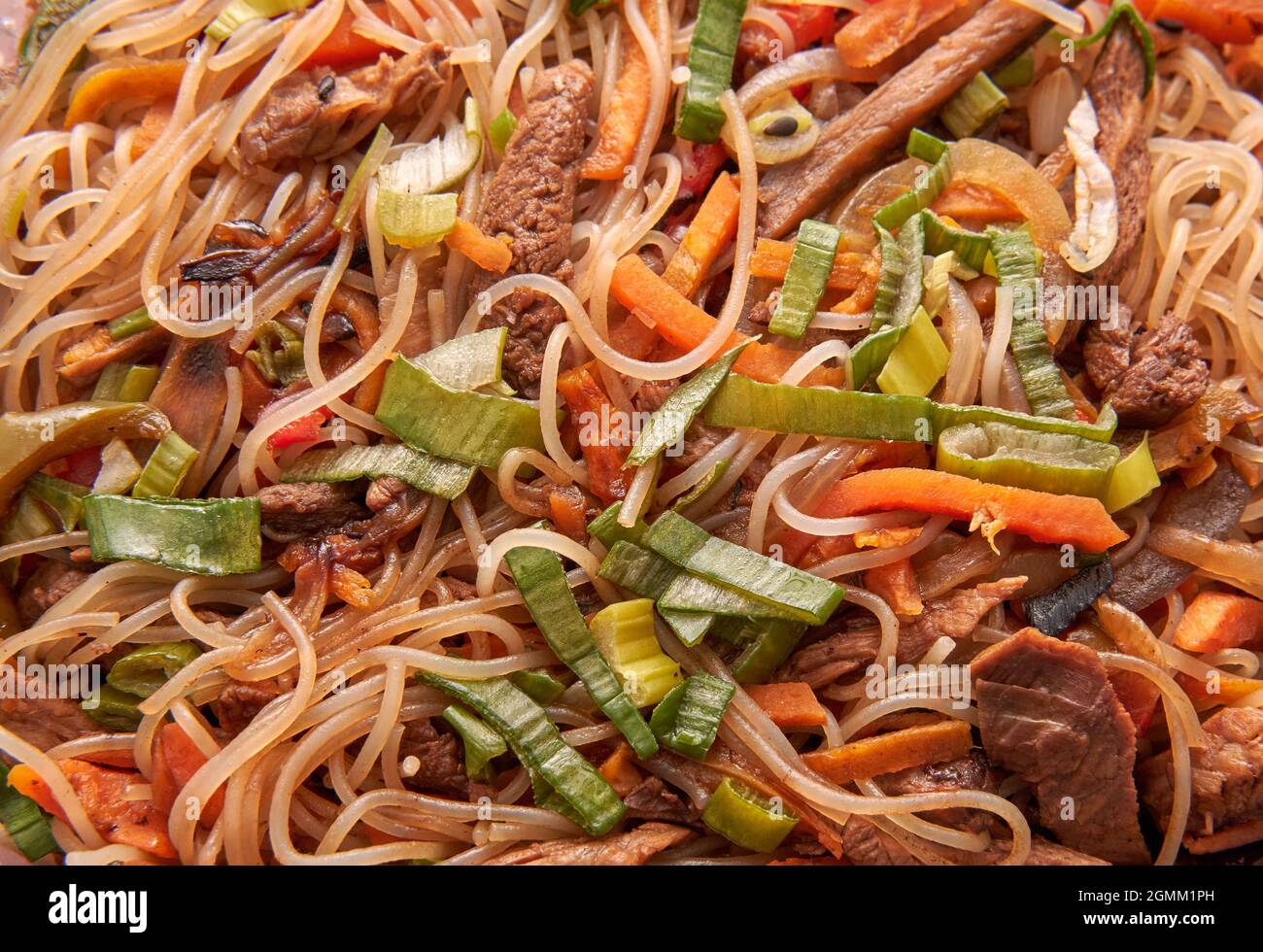 gros plan avec un wok de nouilles de riz sautées en poquant avec des légumes. Cuisine thaïlandaise. Horizontale Banque D'Images