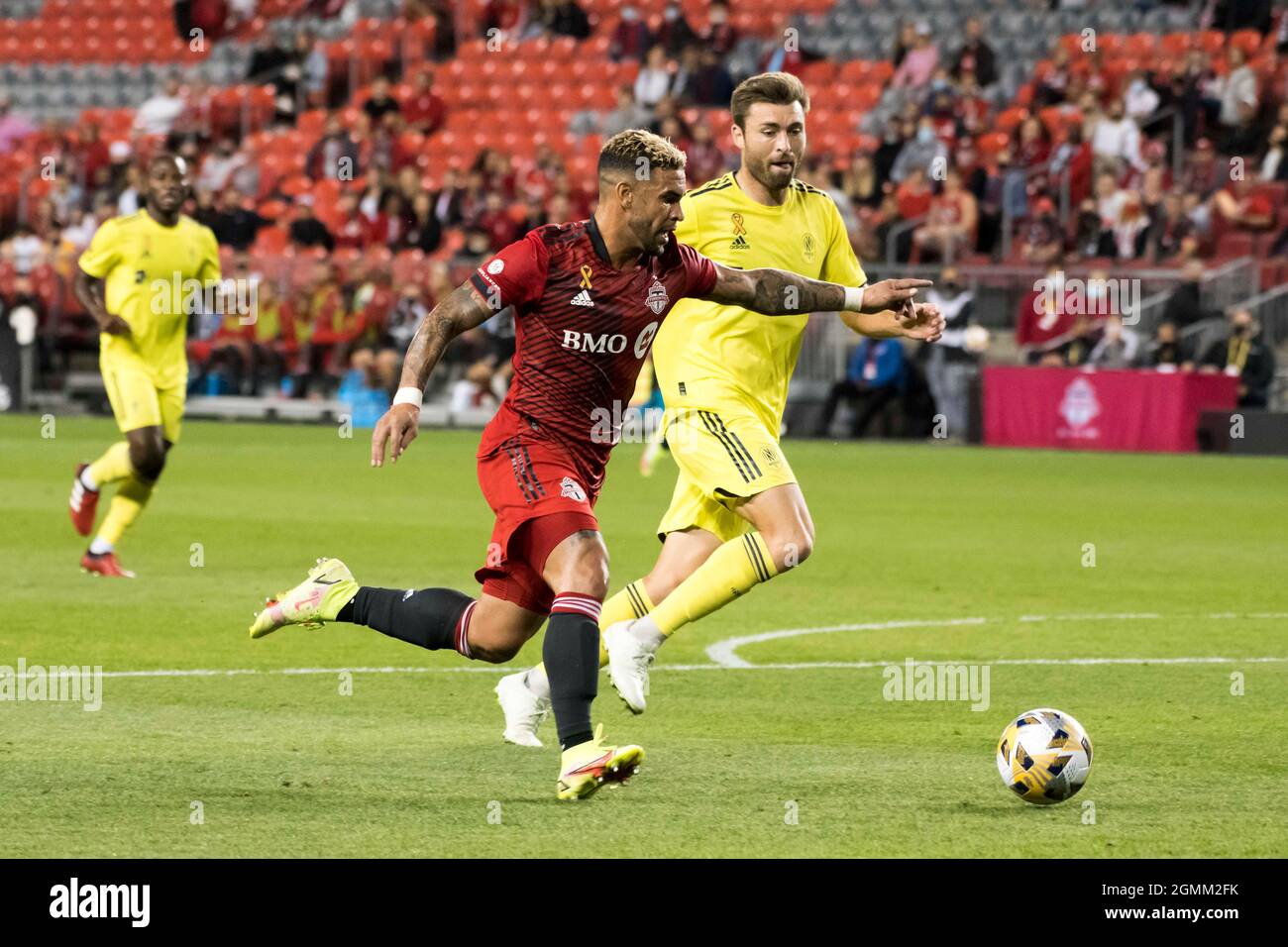 Toronto, Ontario, Canada. 18 septembre 2021. Dom Dwyer (6) et Dave Romney (4) en action pendant le jeu MLS entre Toronto FC et Nashville SC le jeu s'est terminé en 2-1 (Credit image: © Angel Marchini/ZUMA Press Wire) Banque D'Images