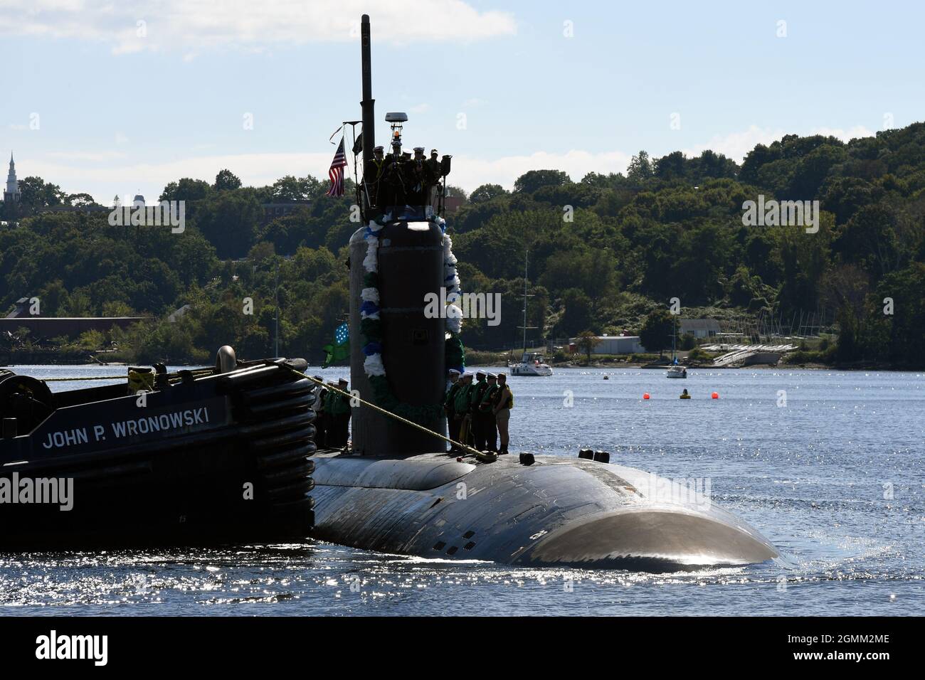 210919-N-GR655-052 GROTON, Connecticut (19 septembre 2021) – le sous-marin de classe Los Angeles USS Montpelier (SSN 765) transite la Tamise vers la base sous-marine navale New London à Groton, Connecticut, 19 septembre. Montpelier et son équipage, qui opèrent sous la direction du 4e Escadron sous-marin (SUBRON), sont retournés à homeport après un déploiement prévu de quatre mois à l'appui de la stratégie maritime de la Marine visant à soutenir les intérêts de sécurité nationale et les opérations de sécurité maritime. (É.-U. Photo de la Marine par Joshua Karsten, Chief Petty Officer/RELÂCHÉ) Banque D'Images