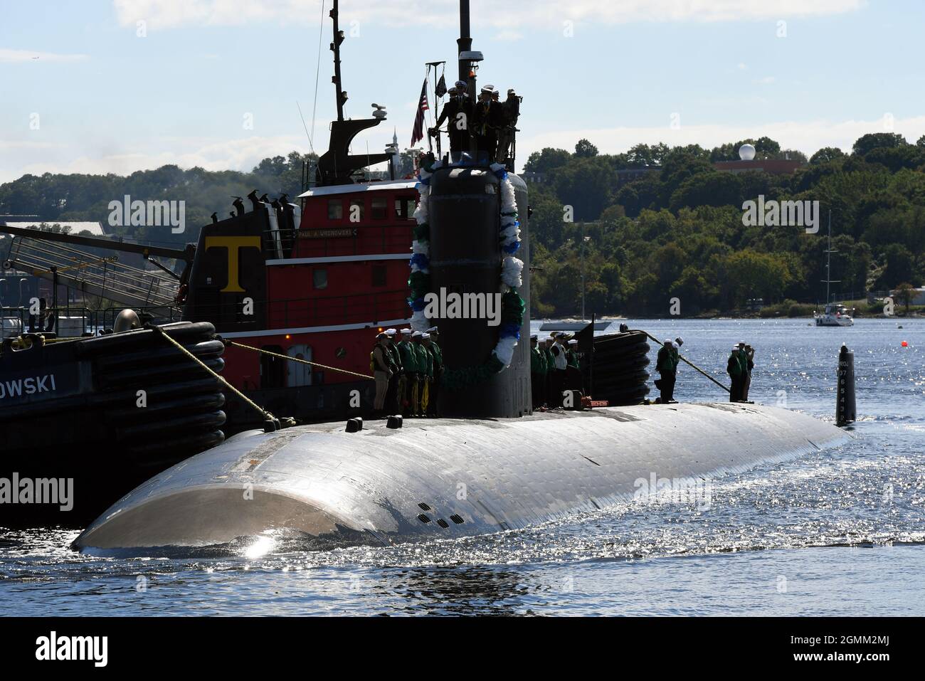210919-N-GR655-058 GROTON, Connecticut (19 septembre 2021) – le sous-marin de classe Los Angeles USS Montpelier (SSN 765) transite la Tamise vers la base sous-marine navale New London à Groton, Connecticut, 19 septembre. Montpelier et son équipage, qui opèrent sous la direction du 4e Escadron sous-marin (SUBRON), sont retournés à homeport après un déploiement prévu de quatre mois à l'appui de la stratégie maritime de la Marine visant à soutenir les intérêts de sécurité nationale et les opérations de sécurité maritime. (É.-U. Photo de la Marine par Joshua Karsten, Chief Petty Officer/RELÂCHÉ) Banque D'Images
