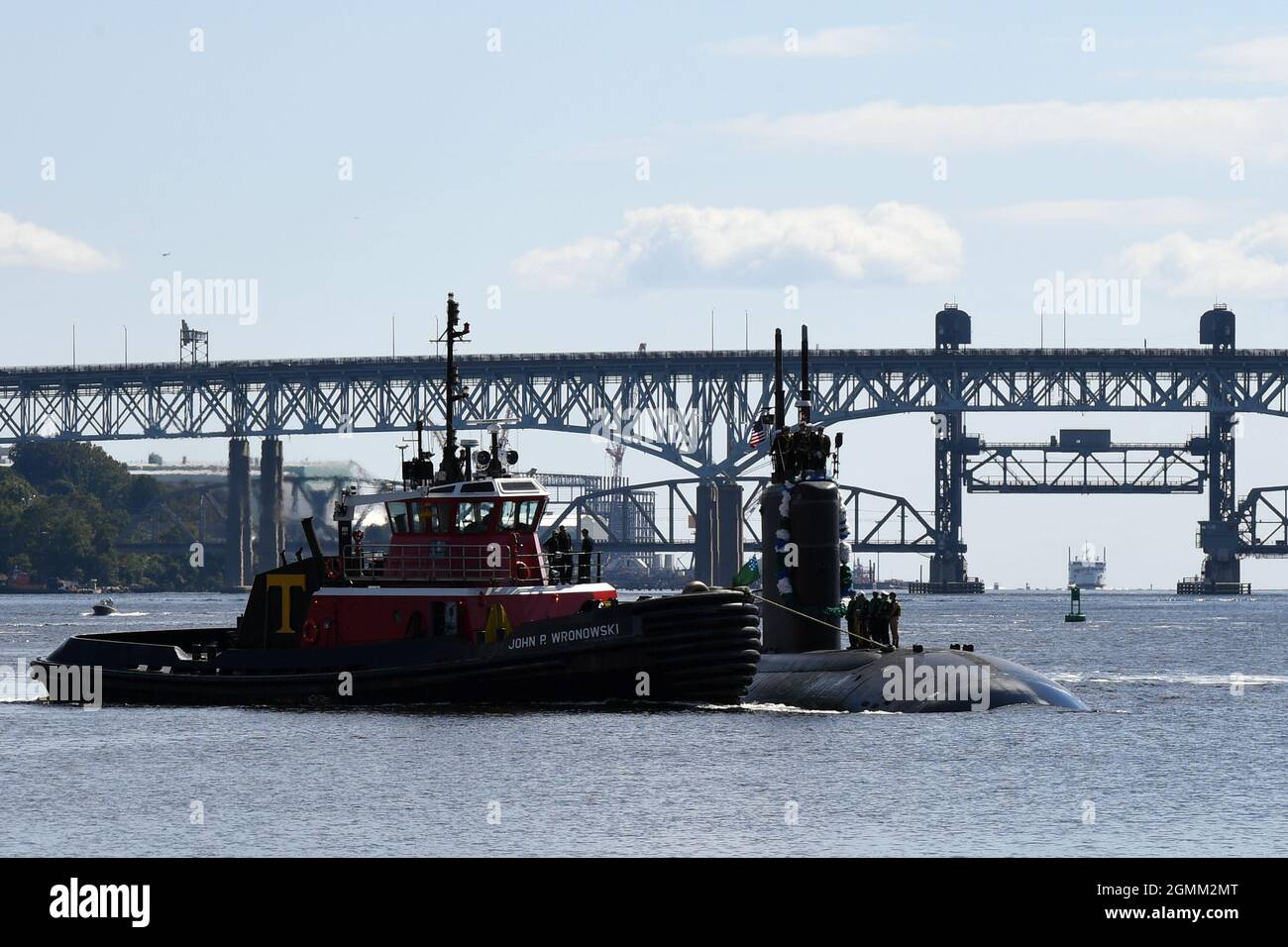 210919-N-GR655-026 GROTON, Connecticut (19 septembre 2021) – le sous-marin de classe Los Angeles USS Montpelier (SSN 765) transite la Tamise vers la base sous-marine navale New London à Groton, Connecticut, 19 septembre. Montpelier et son équipage, qui opèrent sous la direction du 4e Escadron sous-marin (SUBRON), sont retournés à homeport après un déploiement prévu de quatre mois à l'appui de la stratégie maritime de la Marine visant à soutenir les intérêts de sécurité nationale et les opérations de sécurité maritime. (É.-U. Photo de la Marine par Joshua Karsten, Chief Petty Officer/RELÂCHÉ) Banque D'Images