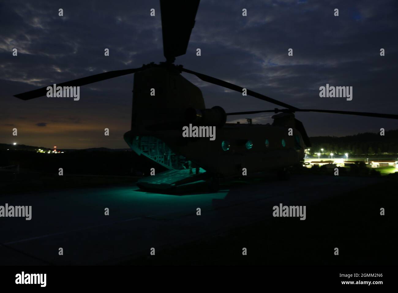 Un soldat américain affecté à la 1re Brigade de l'aviation de combat effectue des vérifications avant le vol sur un hélicoptère CH-47 Chinook pendant la sortie 21 de Sabre à la zone d'entraînement de Hohenfels, en Allemagne, le 17 septembre 2021. Sabre Junction 21 est une rotation d’entraînement de combat menée par le 7e Commandement de l’armée américaine, dirigée par l’Europe et l’Afrique, pour le 2e Régiment de cavalerie de l’armée américaine au joint multinational Readiness Centre, du 26 août 2021 au 29 septembre 2021. L'exercice vise à évaluer et à évaluer l'état de préparation du régiment à exécuter des opérations foncières unifiées dans un environnement conjoint et combiné et à promouvoir dans Banque D'Images