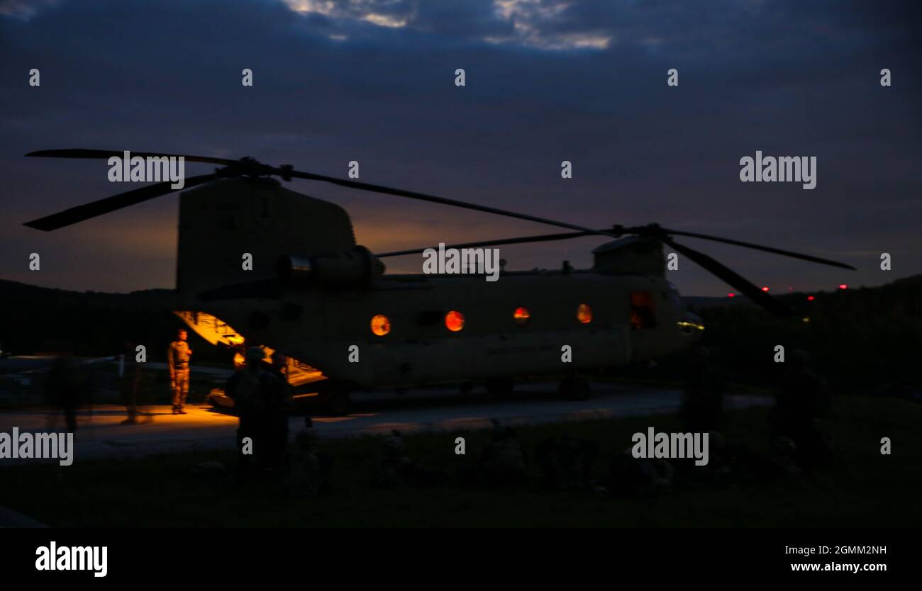 Les soldats américains affectés à la compagnie Apache, 1er Bataillon, 4e Régiment d'infanterie (forces d'opposition), ont répété un périmètre après avoir quitté un hélicoptère CH-47 pour une mission d'assaut aérien pendant la sortie 21 de Sabre à la zone d'entraînement Hohenfels, en Allemagne, le 17 septembre 2021. Sabre Junction 21 est une rotation d’entraînement de combat menée par le 7e Commandement de l’armée américaine, dirigée par l’Europe et l’Afrique, pour le 2e Régiment de cavalerie de l’armée américaine au joint multinational Readiness Centre, du 26 août 2021 au 29 septembre 2021. L'exercice est conçu pour évaluer et évaluer l'état de préparation du régiment à l'exe Banque D'Images