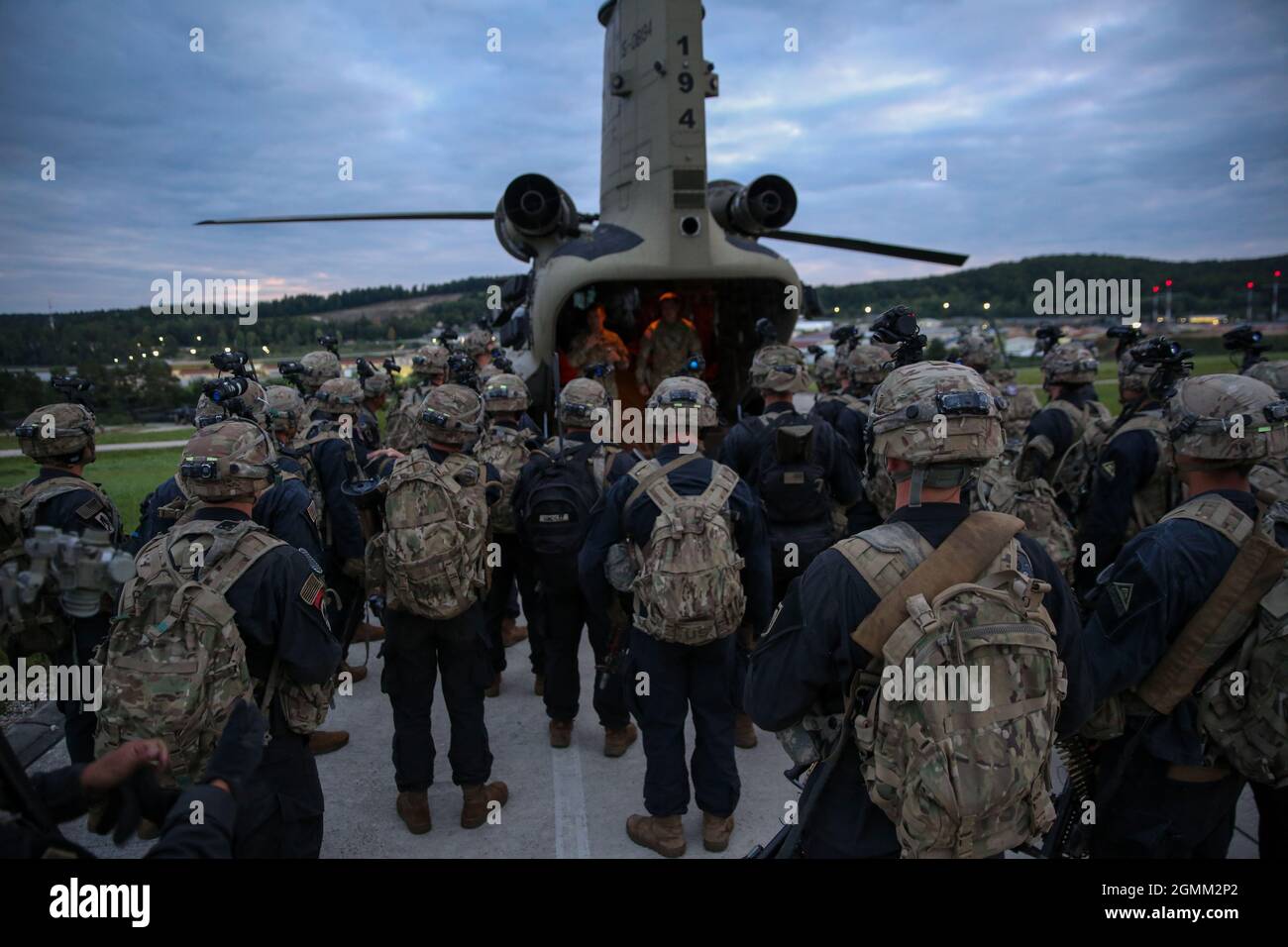 Les soldats américains affectés au 1er Bataillon, 4e Régiment d'infanterie (forces d'opposition) reçoivent des instructions de sécurité des aéronefs des soldats de la 1re Brigade de l'aviation de combat avant une mission d'assaut aérienne pendant la sortie 21 de Sabre à l'aire d'entraînement Hohenfels, en Allemagne, le 17 septembre 2021. Sabre Junction 21 est une rotation d’entraînement de combat menée par le 7e Commandement de l’armée américaine, dirigée par l’Europe et l’Afrique, pour le 2e Régiment de cavalerie de l’armée américaine au joint multinational Readiness Centre, du 26 août 2021 au 29 septembre 2021. L'exercice est conçu pour évaluer et évaluer l'état de préparation du régiment Banque D'Images
