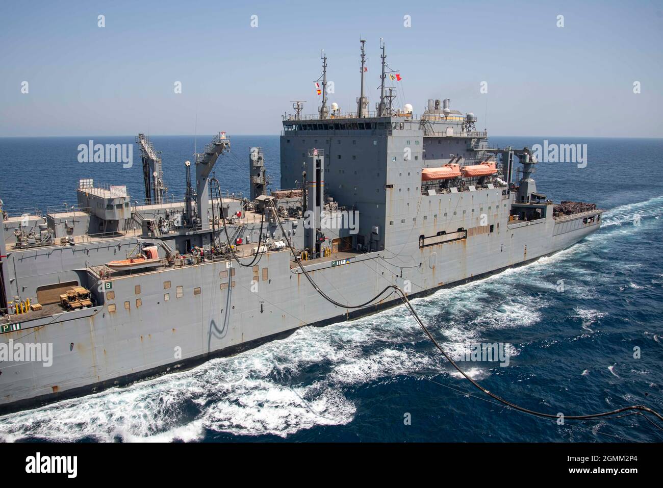 GOLFE PERSIQUE (18 septembre 2021) le navire de cargaison sèche et de munitions USNS Wally Schirra (T-AKE 8) effectue un réapprovisionnement en mer avec le navire d'assaut amphibie USS Essex (LHD 2), le 18 septembre. Essex et la 11e unité expéditionnaire maritime sont déployés dans la zone d'opérations de la 5e flotte des États-Unis afin d'assurer la stabilité et la sécurité maritimes dans la région centrale, reliant la Méditerranée et le Pacifique à travers l'ouest de l'océan Indien et trois points d'étranglement stratégiques. (É.-U. Photo marine par Jenna Dobson, spécialiste des communications de masse, 2e classe) Banque D'Images